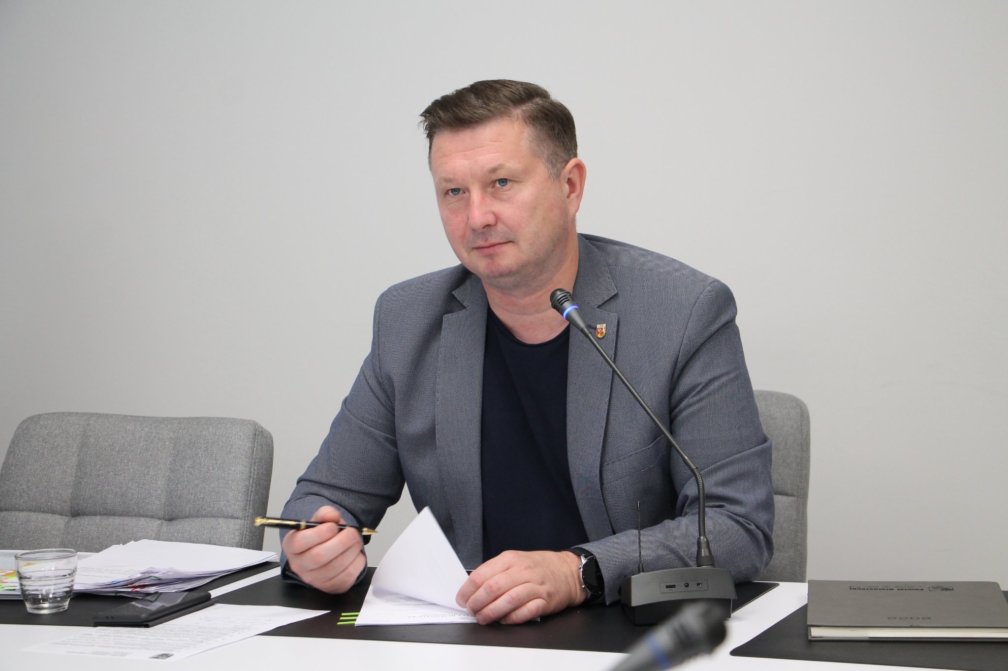 Zarząd Powiatu Białostockiego - posiedzenie z udziałem dyrektorów wydziałów na sali konferencyjnej starostwa
