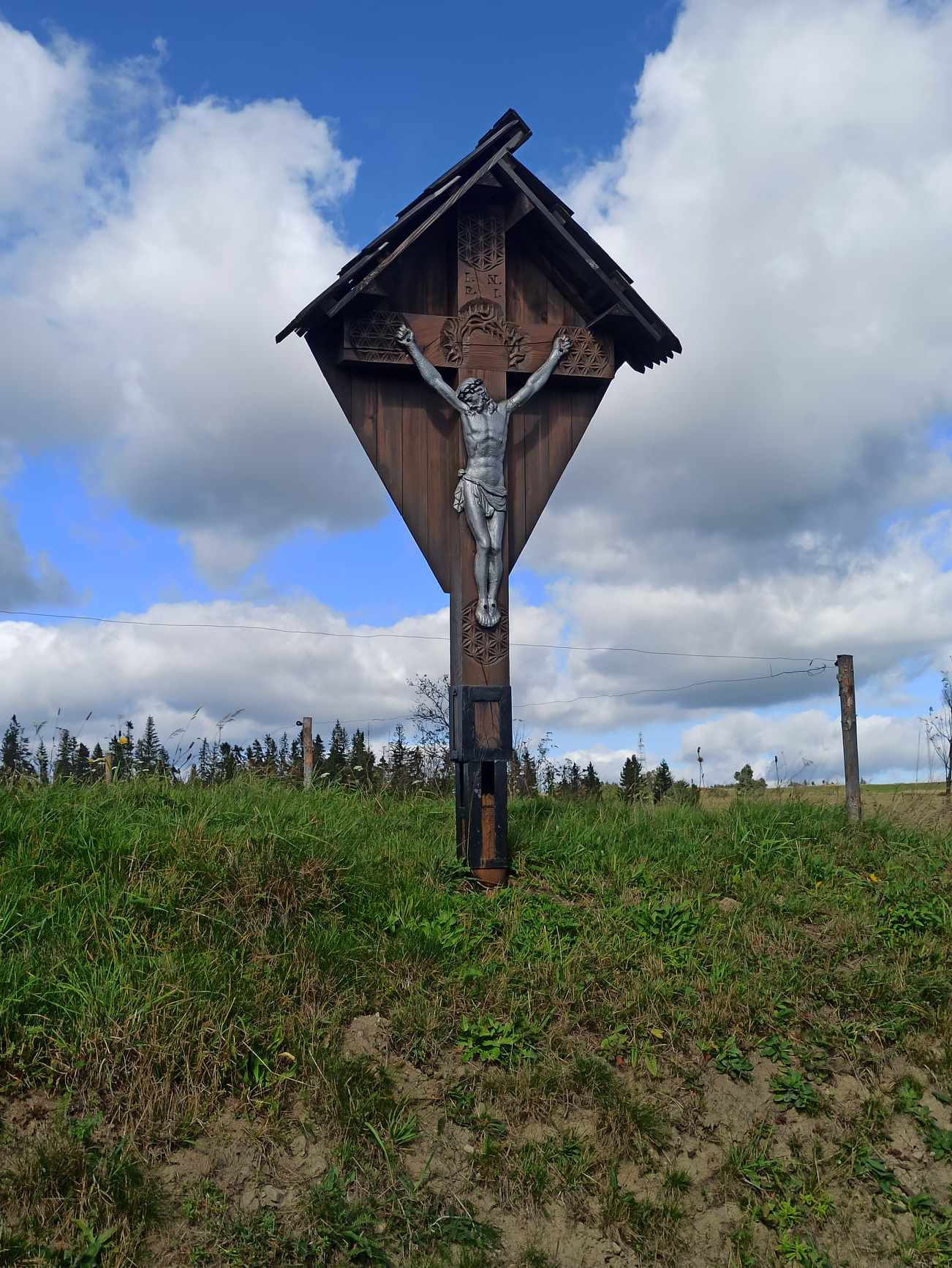 Przydrożny Krzyż stojący na granicach miejscowości Bukowina Osiedla - Podszkle.