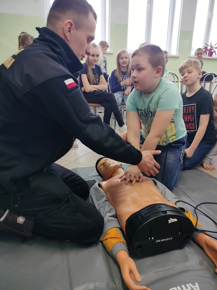 Dzieci uczą się ratownictwa medycznego