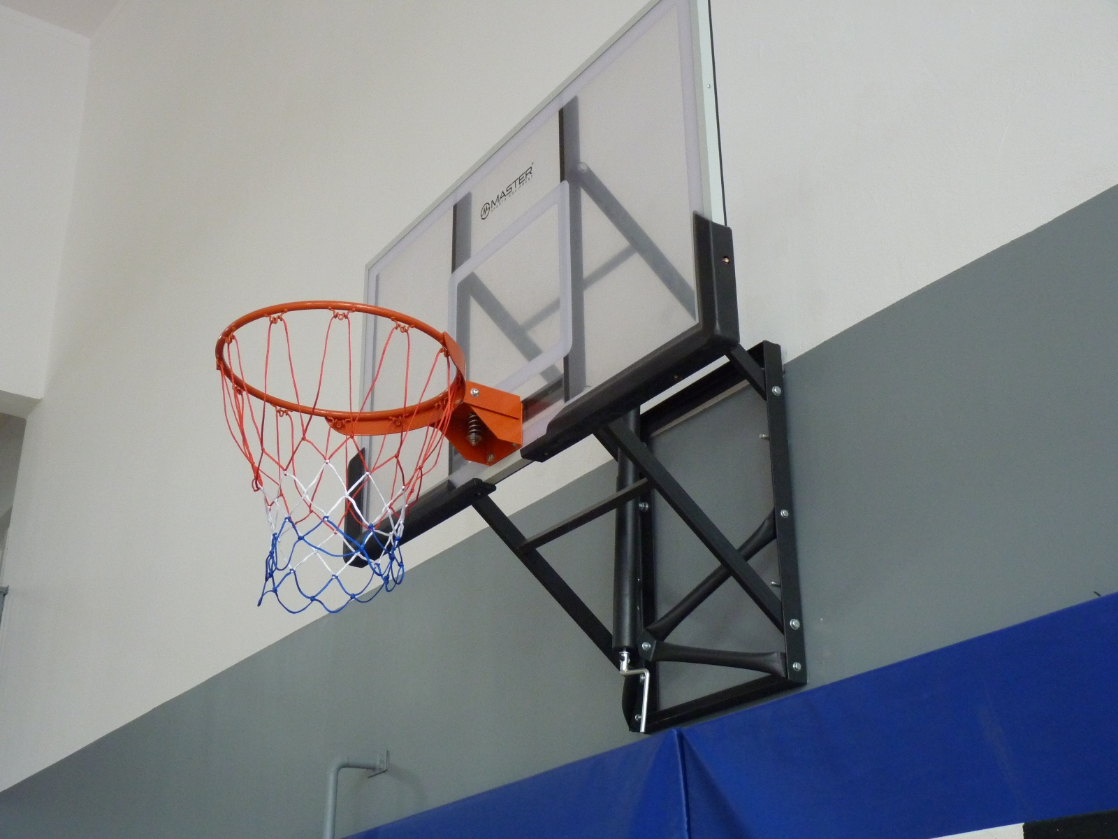 kosz do koszykówki z tablicą wiszący na ścianie