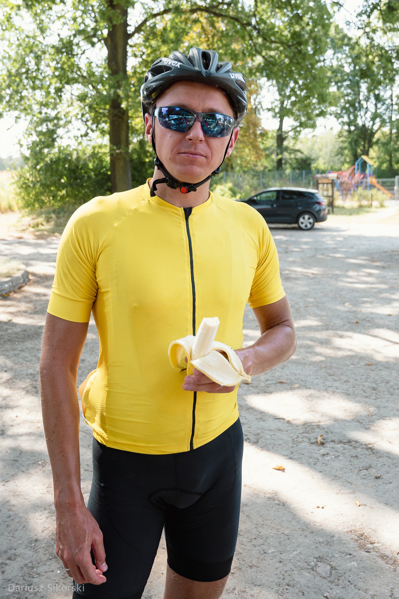mężczyzna w żółtej koszulce, z bananem w ręku