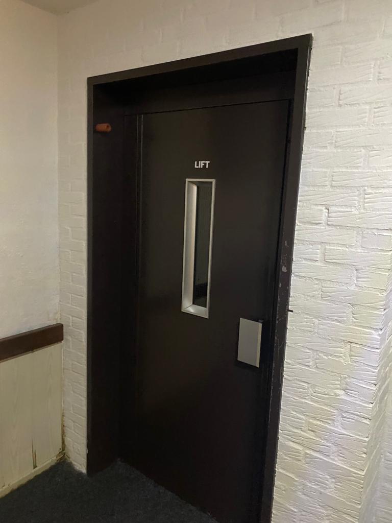 czarne drzwi będące wejściem do windy