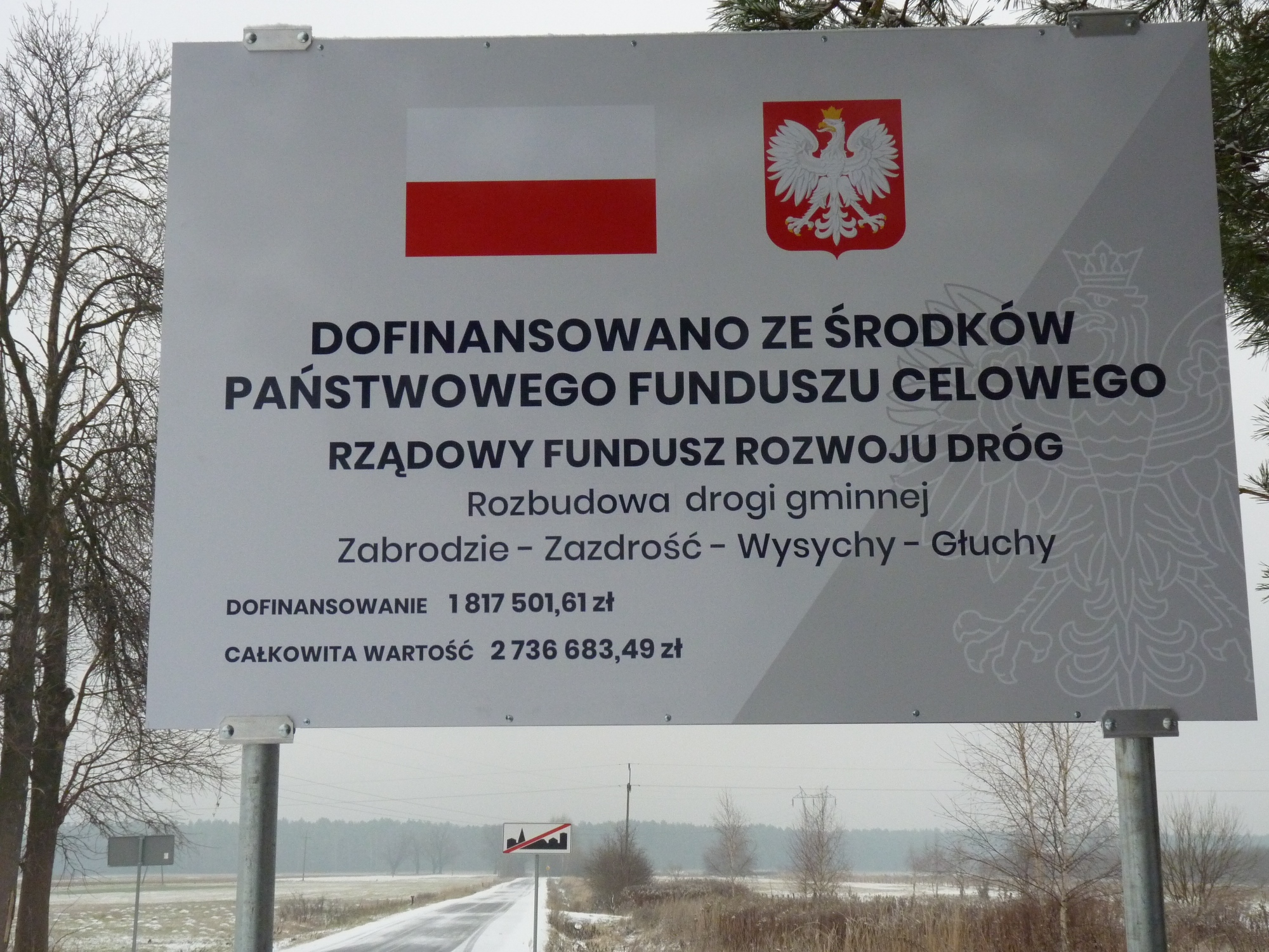 Tablica z flagą i godłem Polski z informacją o dofinansowaniu ze środków Państwowego Funduszu Celowego