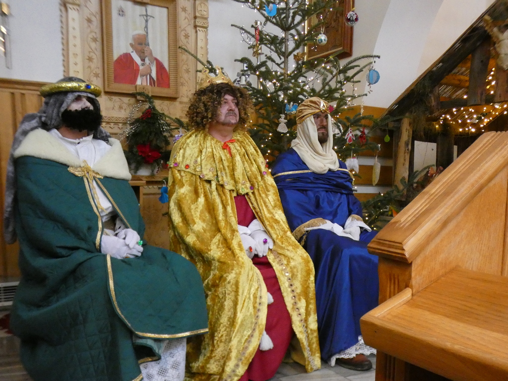 Trzej Królowie uczestniczący we mszy świętej w kościele NS NMP w Sieniawie