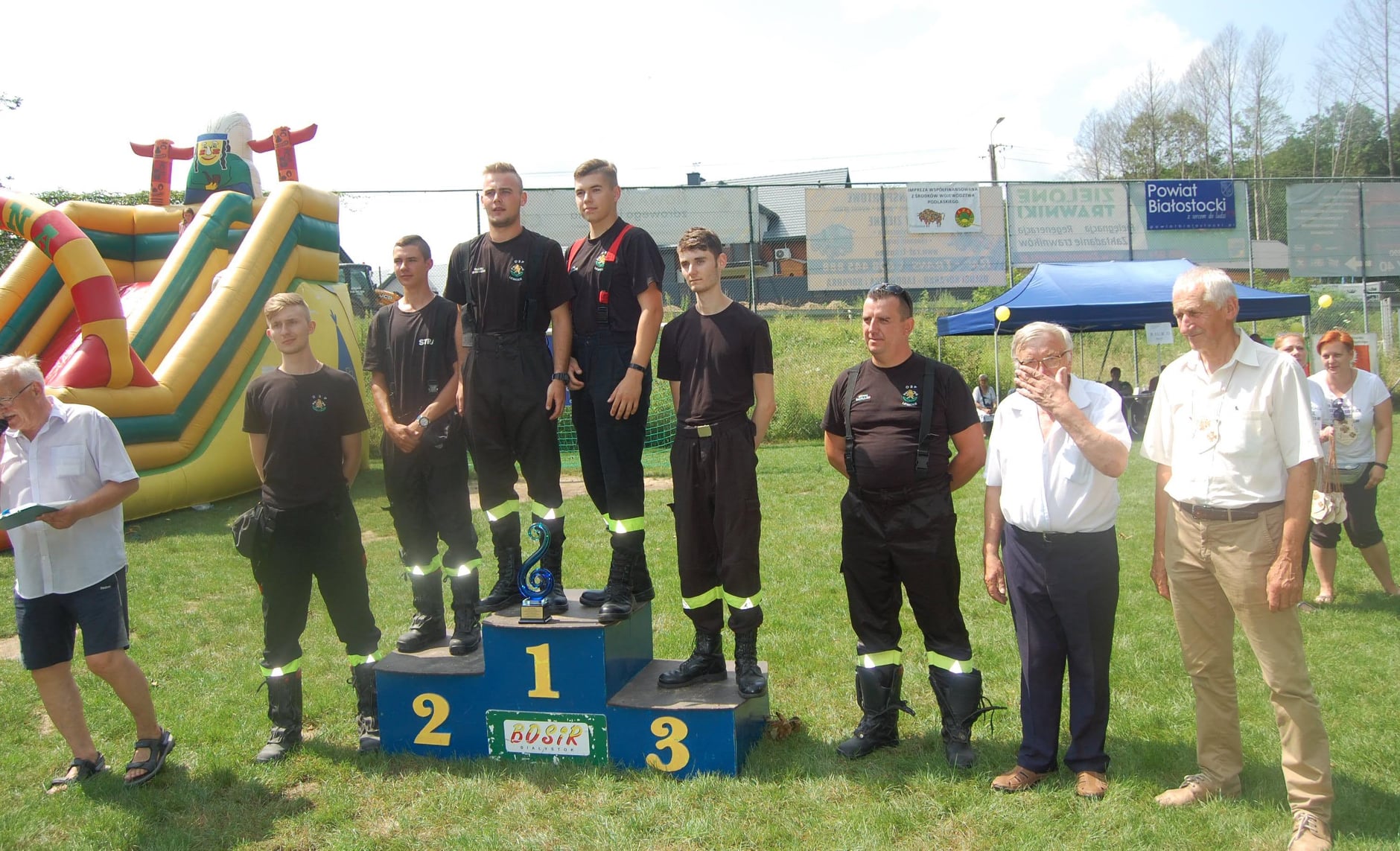 Piknik w w Olmontach - medale dla strażaków OSP Lewickie
