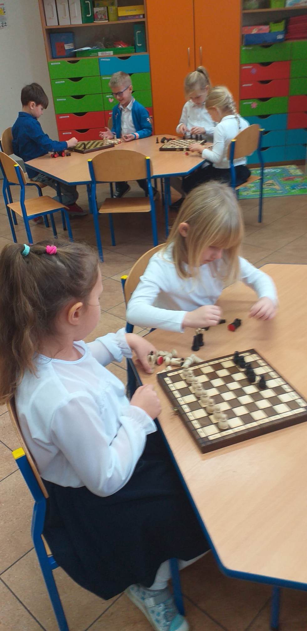 dwie dziewczynki grają w szachy