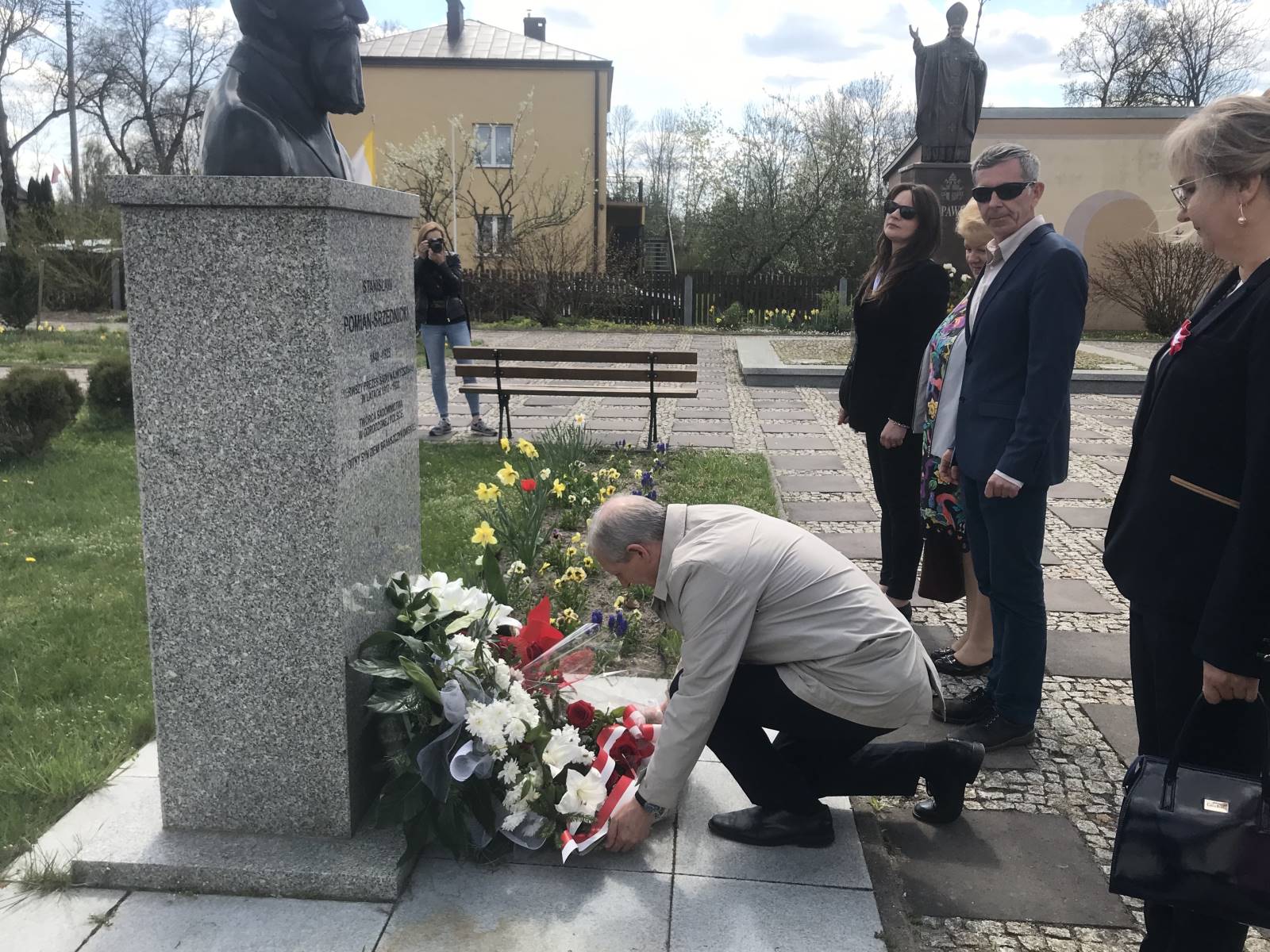 Delegacja z gminy Brańszczyk składa kwiaty pod pomnikiem Stanisława Pomian-Srzednickiego.