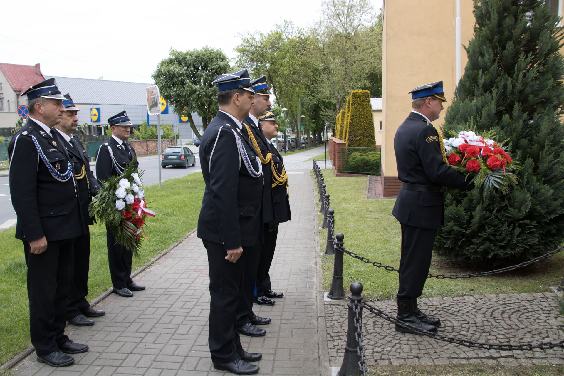 Powiatowe obchody Dnia Strażaka – złożenie kwiatów przed obeliskiem poświęconym pamięci zmarłych strażaków powiatu oleskiego