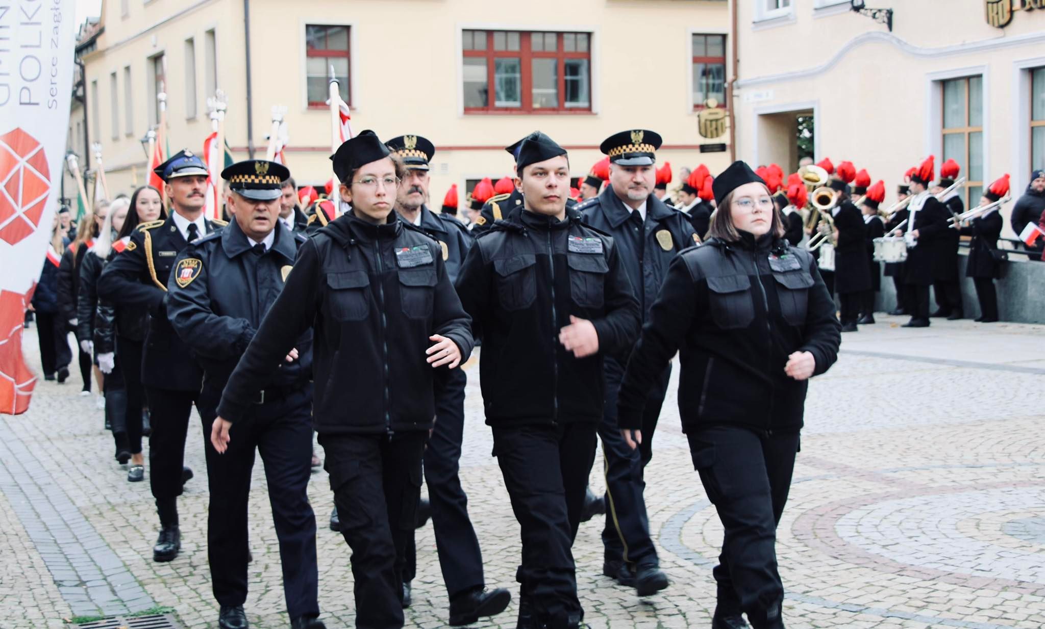 Uczniowie klasy mundurowej maszerują podczas obchodów święta niepodległości w Polkowicach