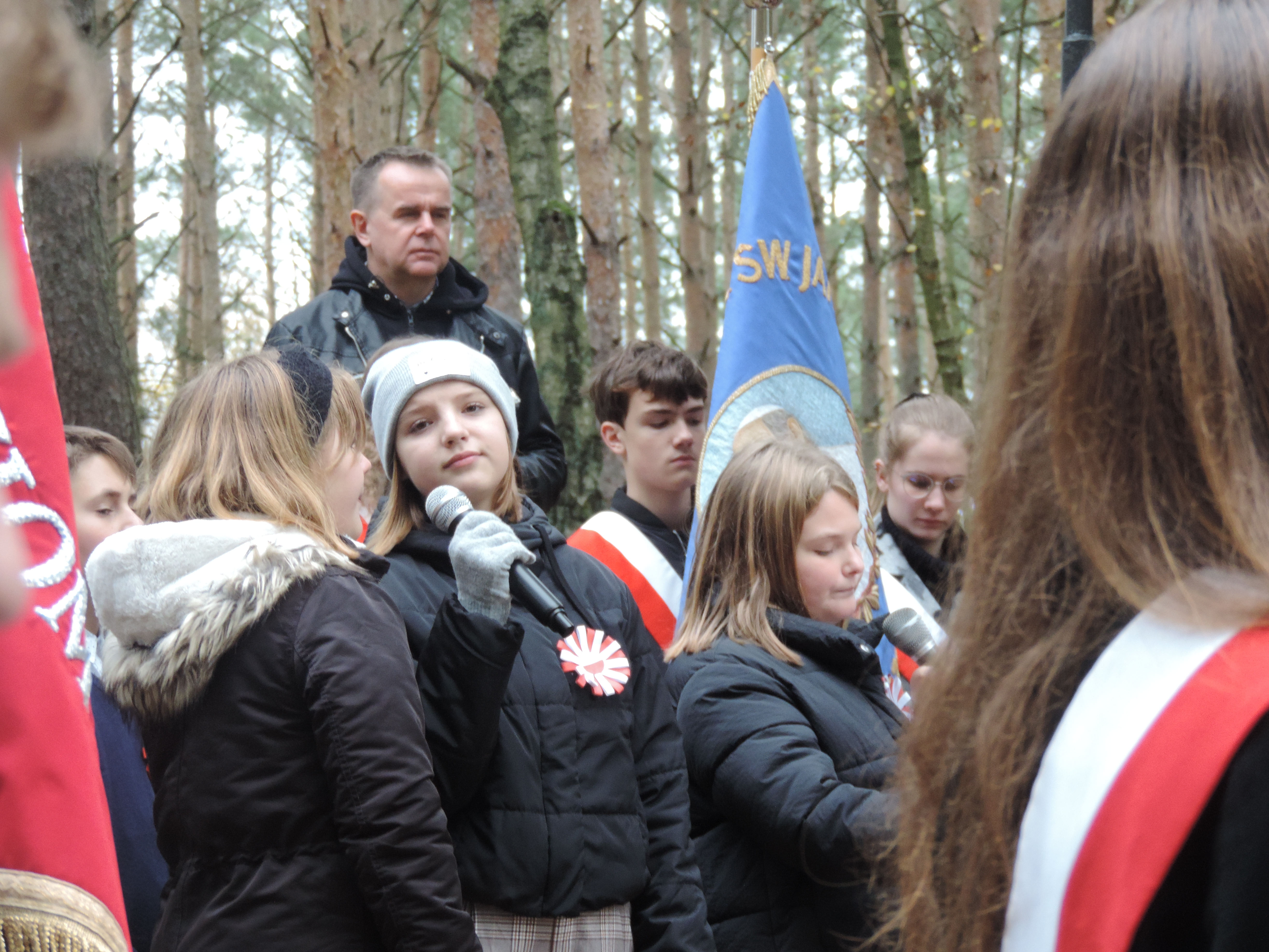 Na zdjęciu widać młodzież podczas apelu na wzgórzach Morzewskich