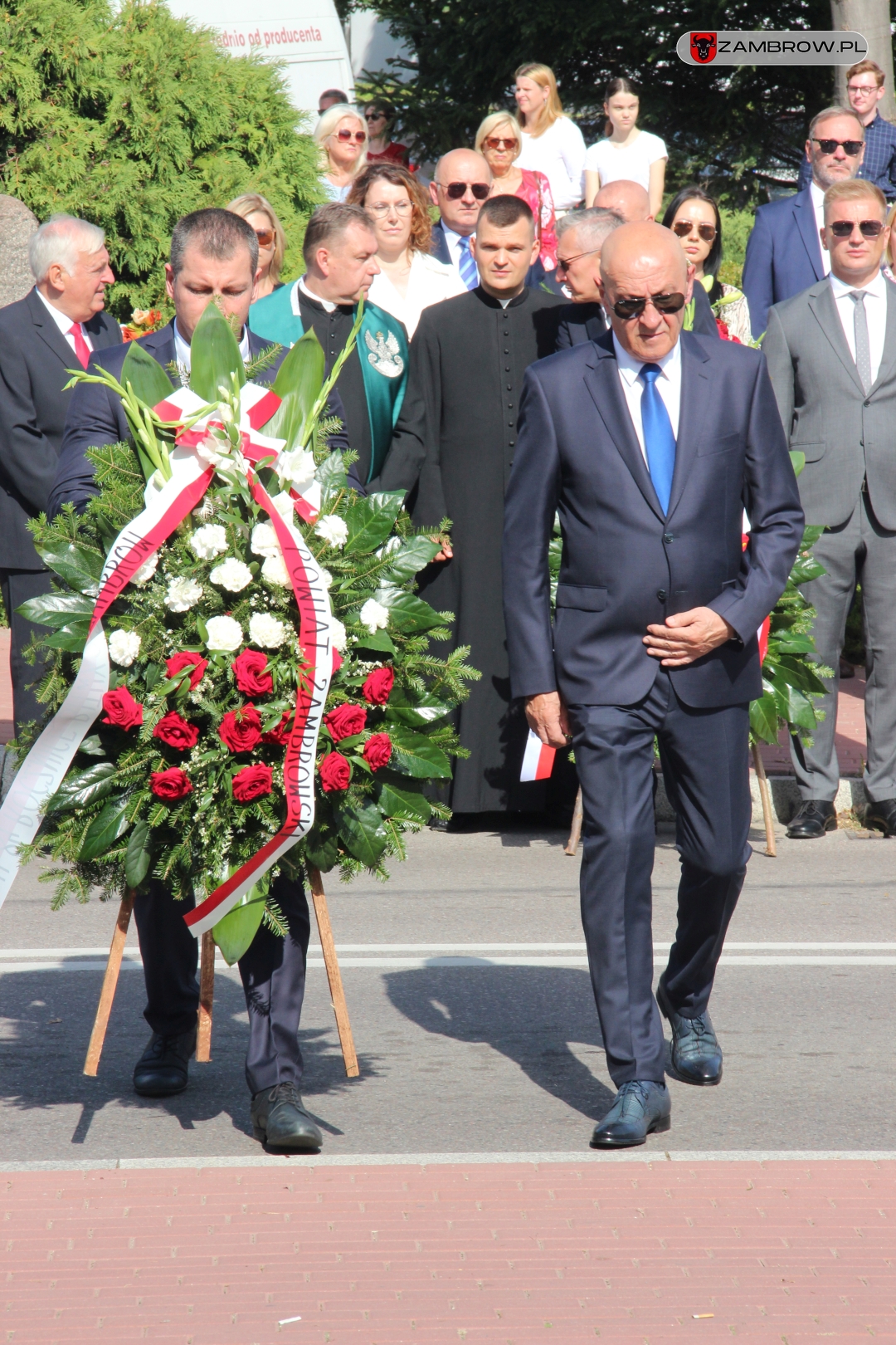 Starosta Zambrowski i Radny Powiatu Zambrowskiego składają pamiątkowy wieniec przy pomniku poległych żołnierzy