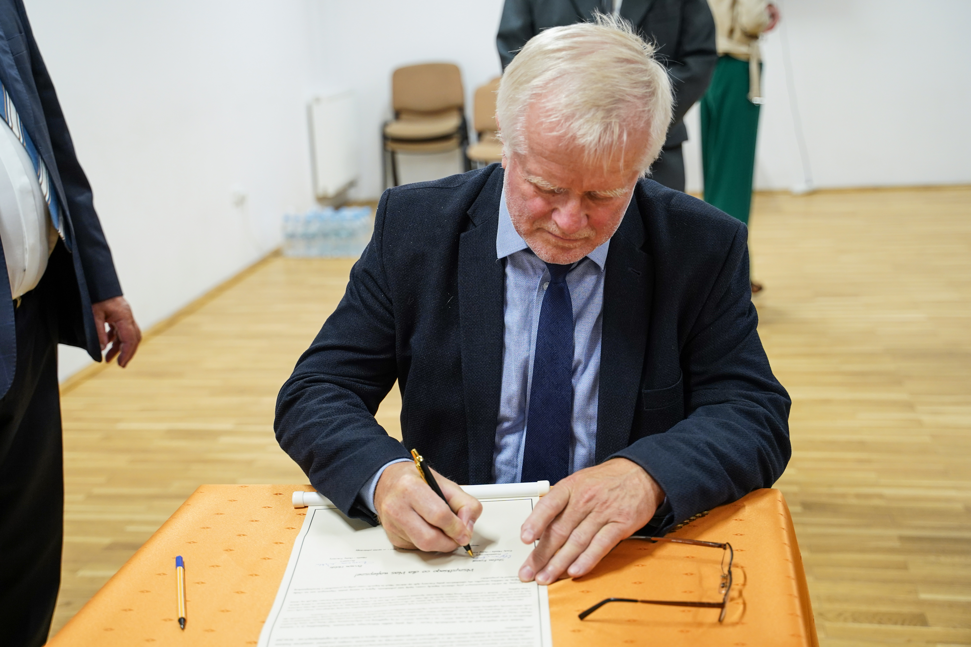 Na zdjęciu widać podpisującego się na liście Przewodniczącego Rady Miasta i Gminy - Pan Stefan Kowal.