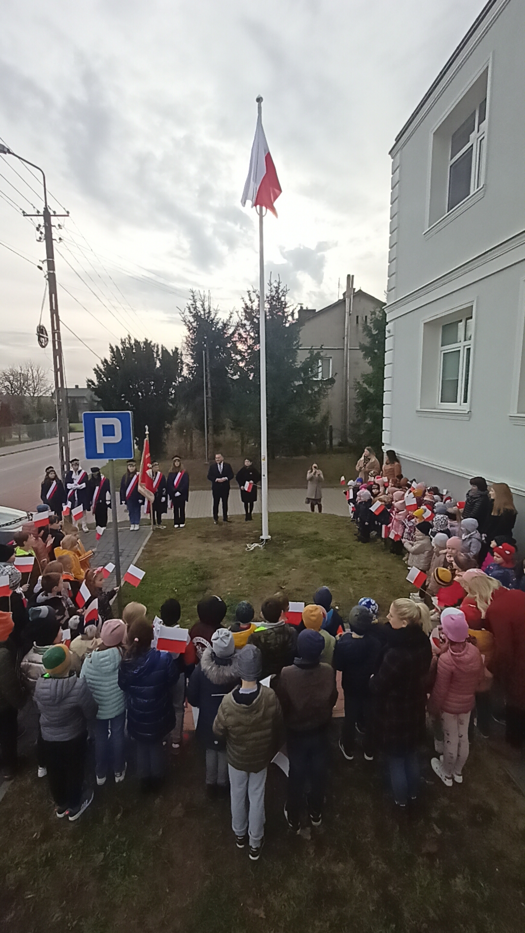 Uroczystość wciągnięcia flagi Polski na maszt