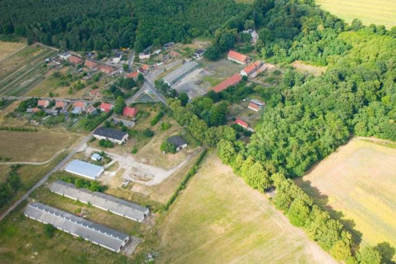 Wieś Zawisze leży na zachód od Skąpego.
