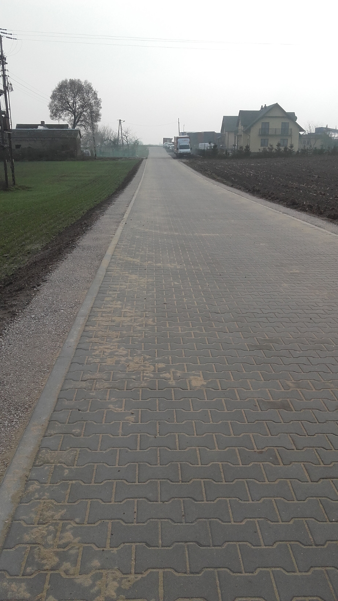 droga gminna nr 198028P w Teresce wykonana z kostki brukowej