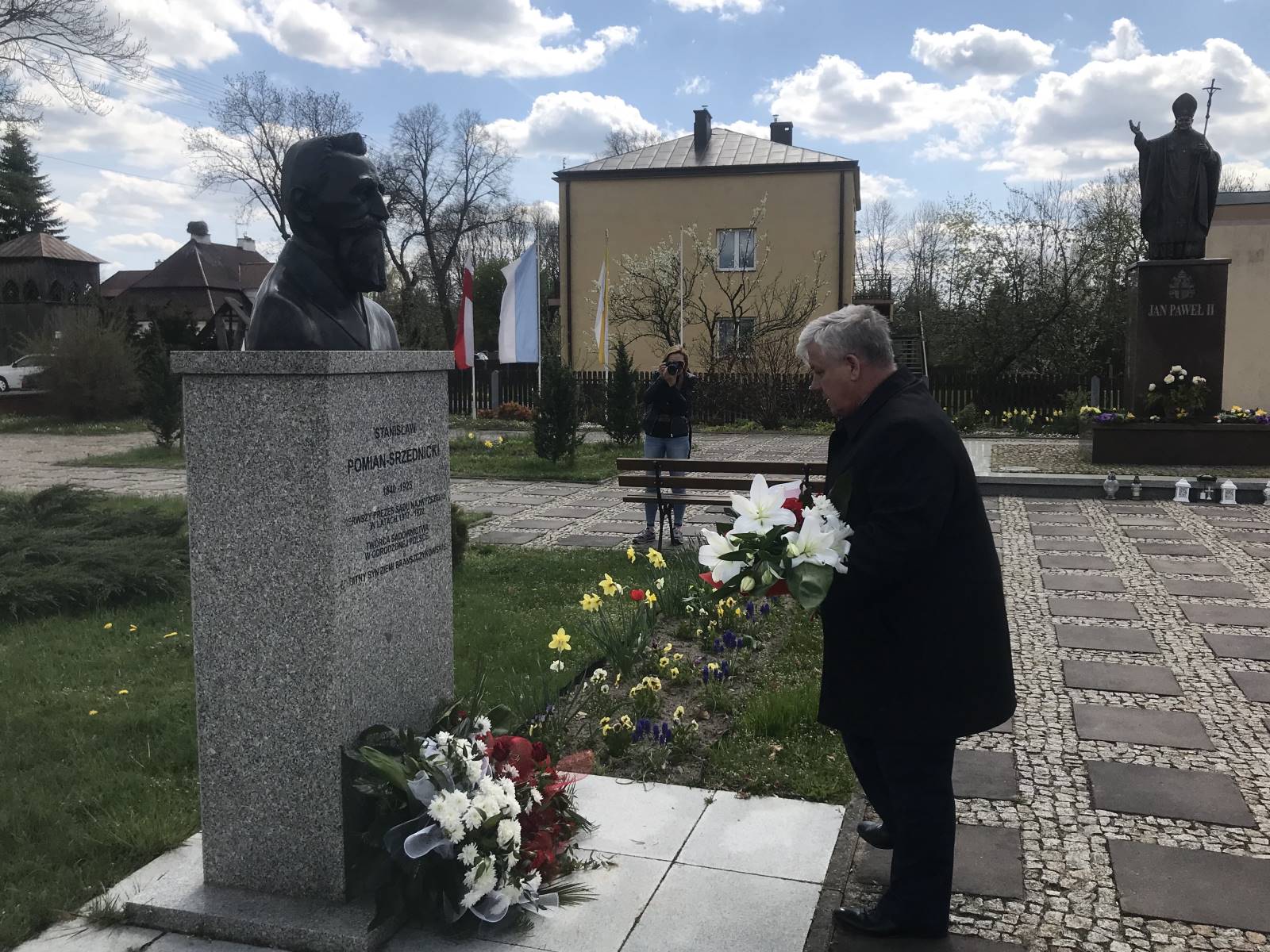 Starosta powiatu wyszkowskiego składa kwiaty pod pomnikiem Stanisława Pomian-Srzednickiego 