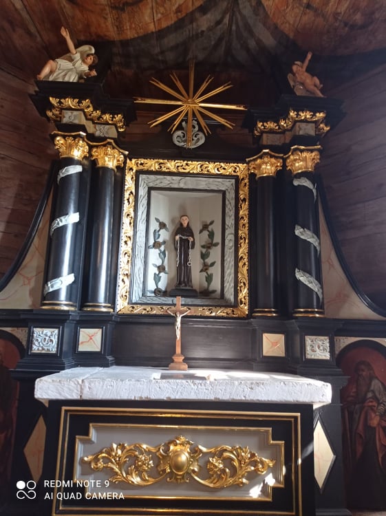 Ołtarz w zabytkowym kościele Św. Leonarda w Busku- Zdroju