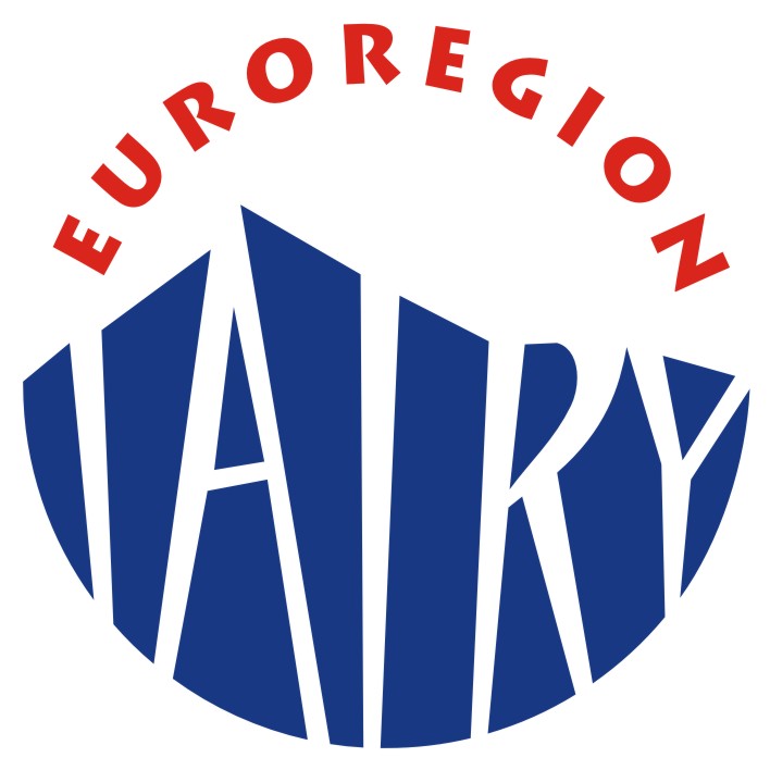 Logotyp przedstawia nazwę EUROREGION TATRY, stylizowaną graficznie jako białe litery na tle niebieskich gór. Euroregion Tatry to polsko-słowacka inicjatywa transgraniczna mająca na celu wspieranie współpracy między samorządami po obu stronach granicy, m.in. w dziedzinie infrastruktury, turystyki i ochrony środowiska
