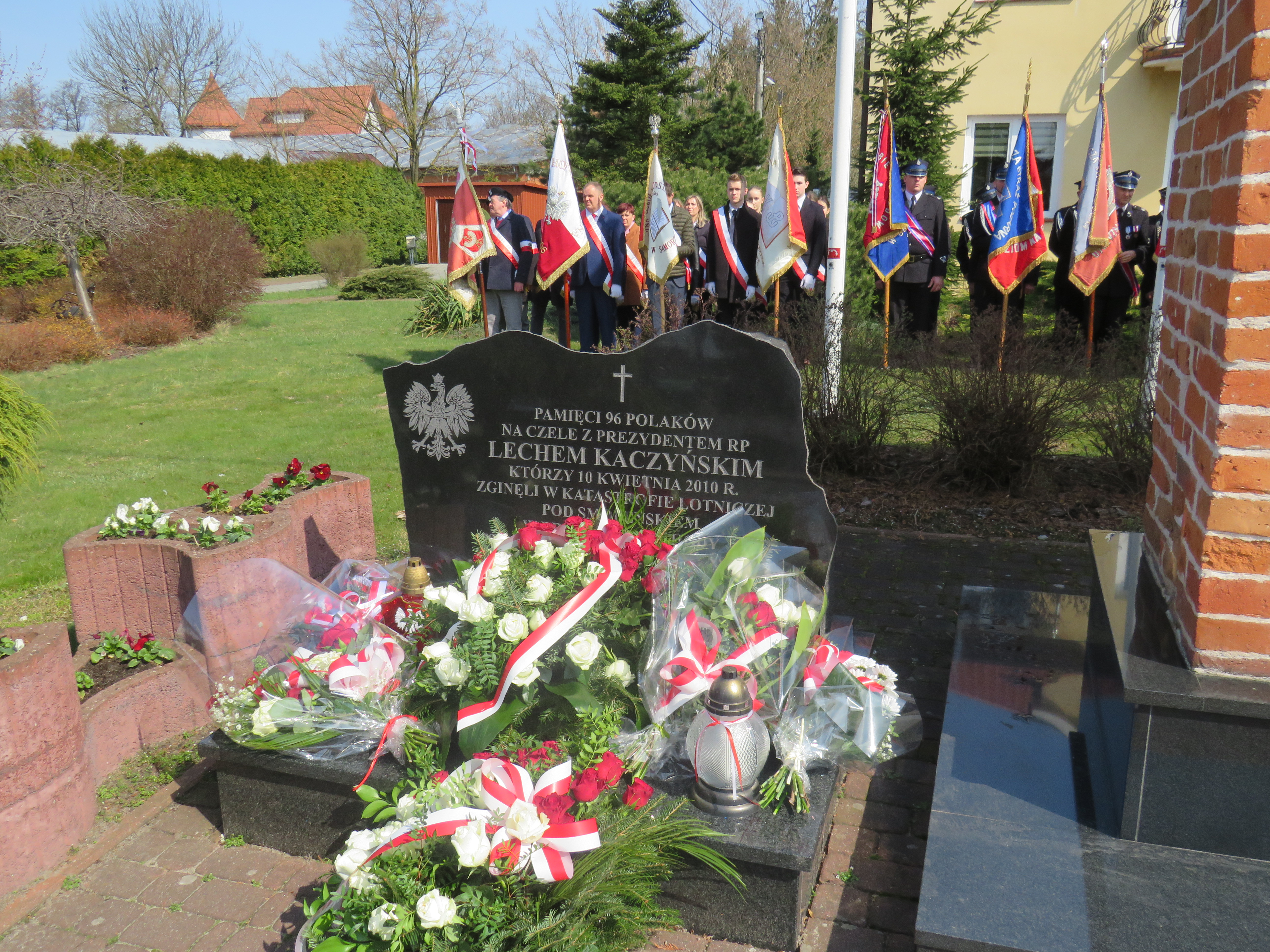 Złożone kwiaty pod pomnikiem poświęcony ofiarom katastrofy smoleńskiej