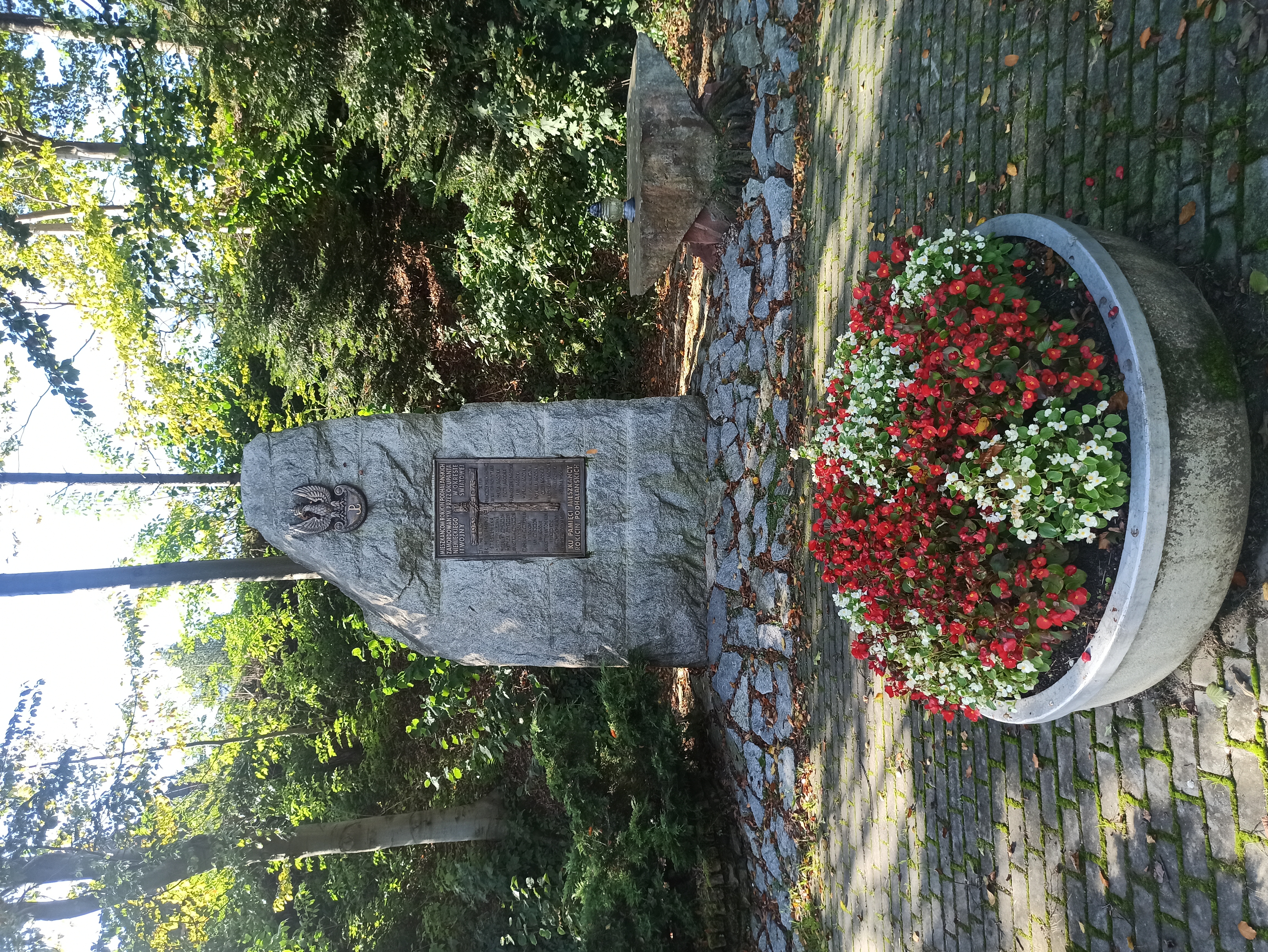 Pomnik poświęcony mieszkańcom Rokicin Podhalańskich zamordowanych podczas II wojny światowej.