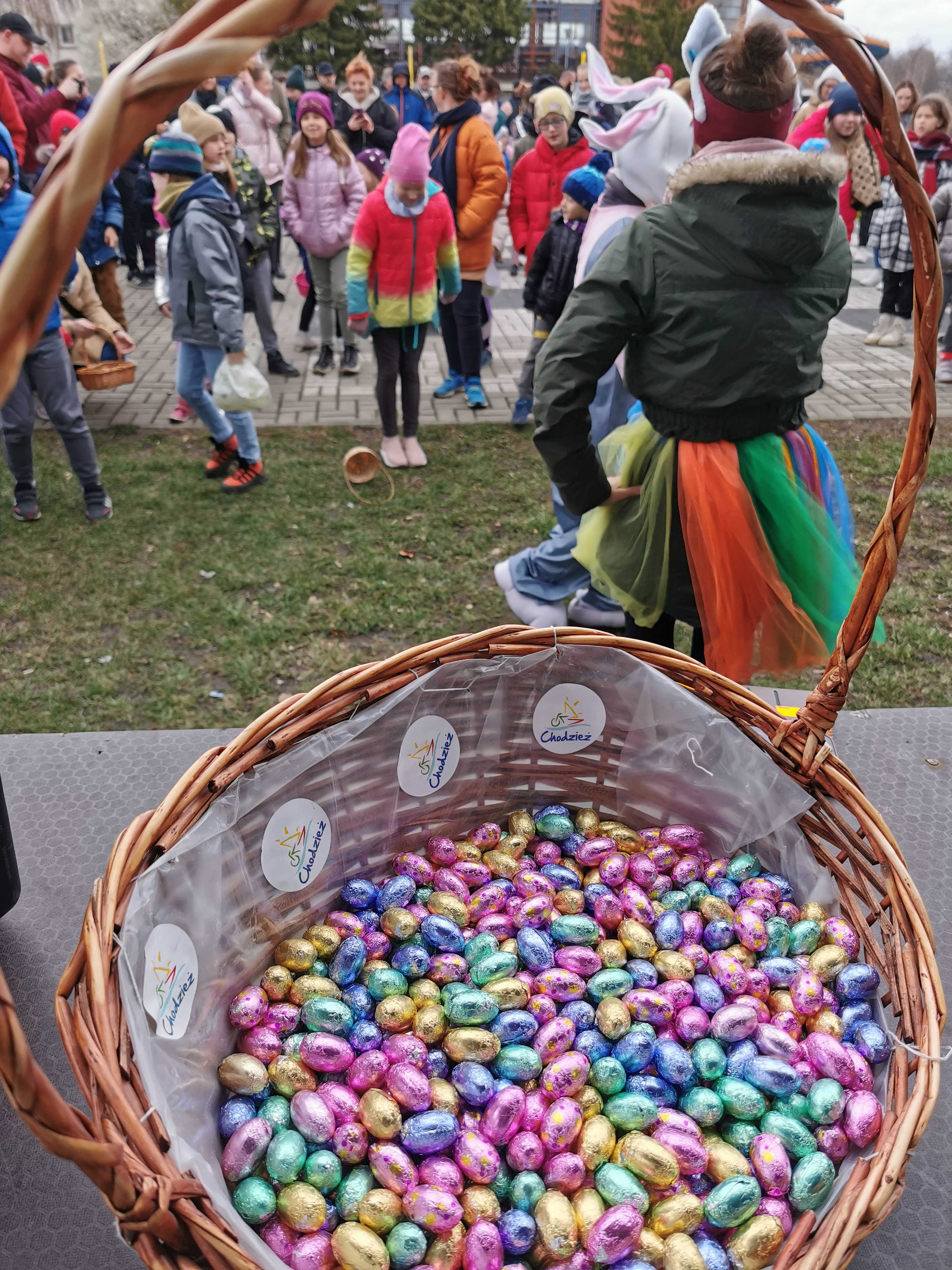 Uczestnicy zabawy plenerowej w Chodzieży "Wielkanocne zbieranie jajeczek" 