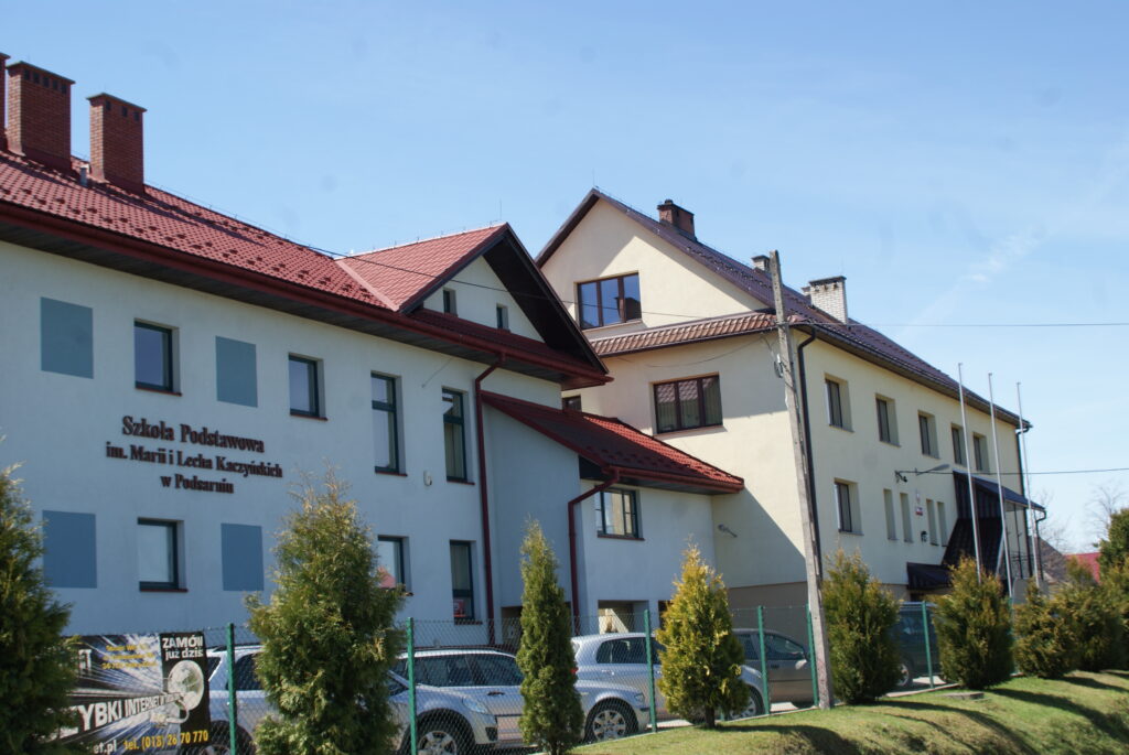 Budynek szkoły podstawowej im. Marii i Lecha Kaczyńskiego w Podsarniu
