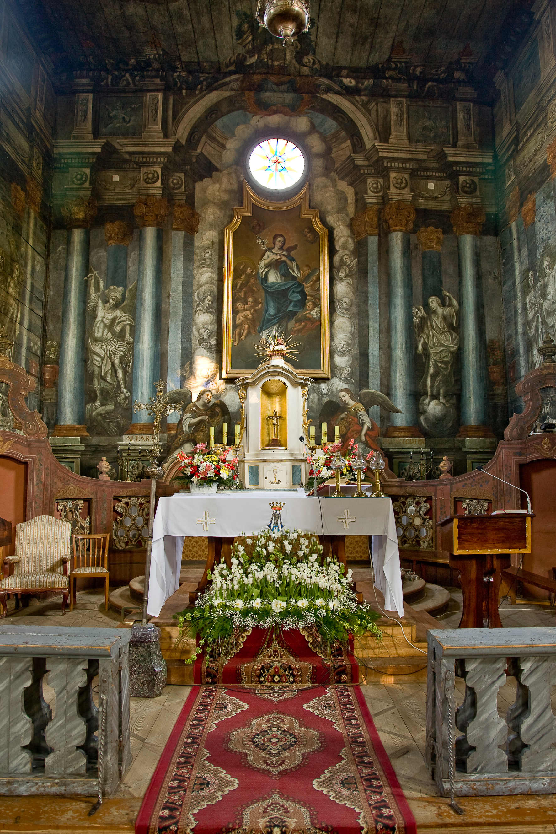 Barokowe wnętrze drewnianego Kościoła z 1776 roku w Mariańskim Porzeczu - Parafia p.w. NMP Bolesnej - Goźlin.