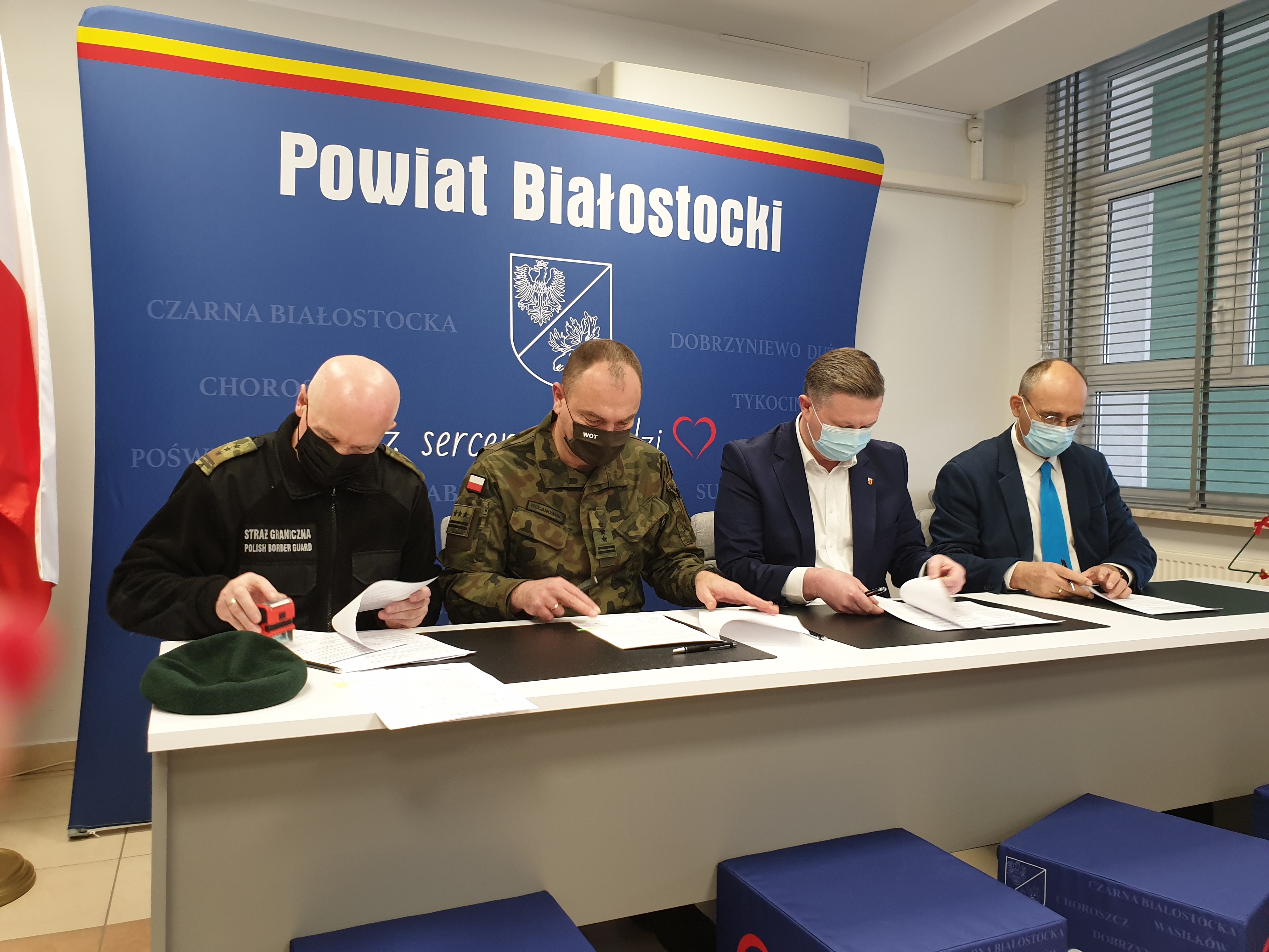 Spotkanie w sprawie przekazania sprzętu przedstawicielom służb mundurowych w związku z kryzysem na granicy polsko-białoruskiej (30.12.2021 r.).