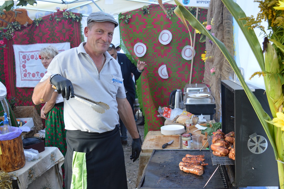 Zdjęcie przedstawia uczestnika festiwalu przy grilu.