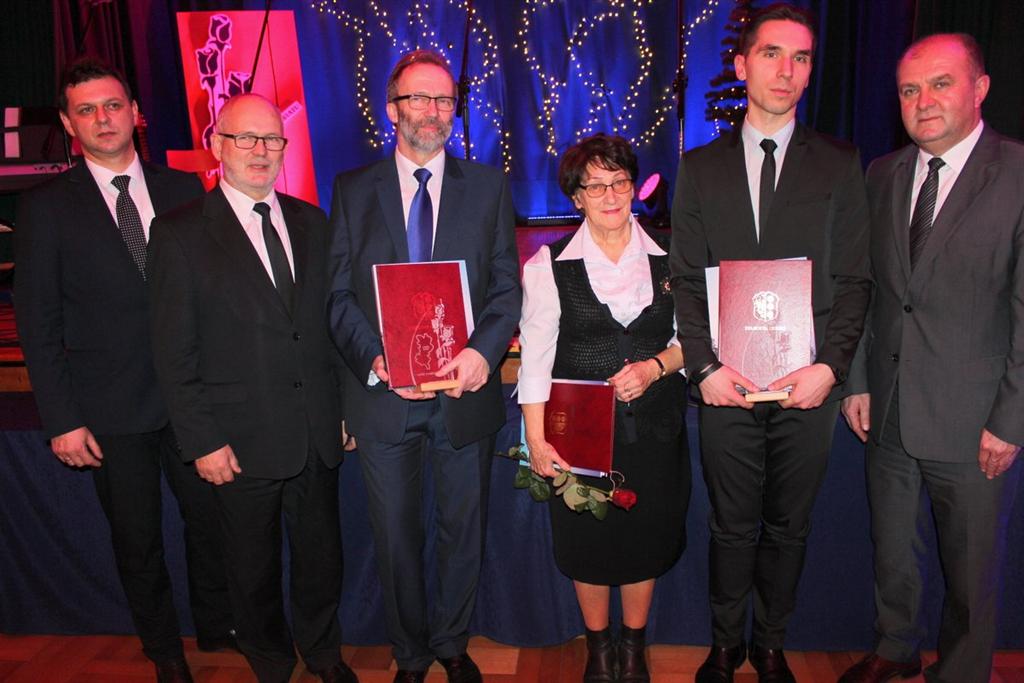 Laureaci Róż Powiatu Oleskiego 2015 z samorządowcami