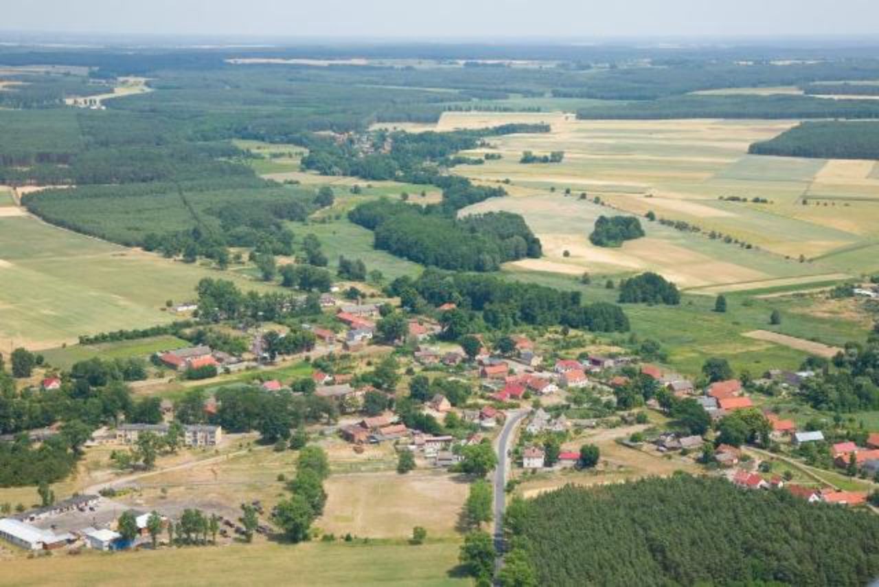 Wieś Niekarzyn położona jest przy drodze Pomorsko-Kępsko na planie owalnicy. Plan wzbogaca strumień Jabłonna i 2 stawy we wsi.