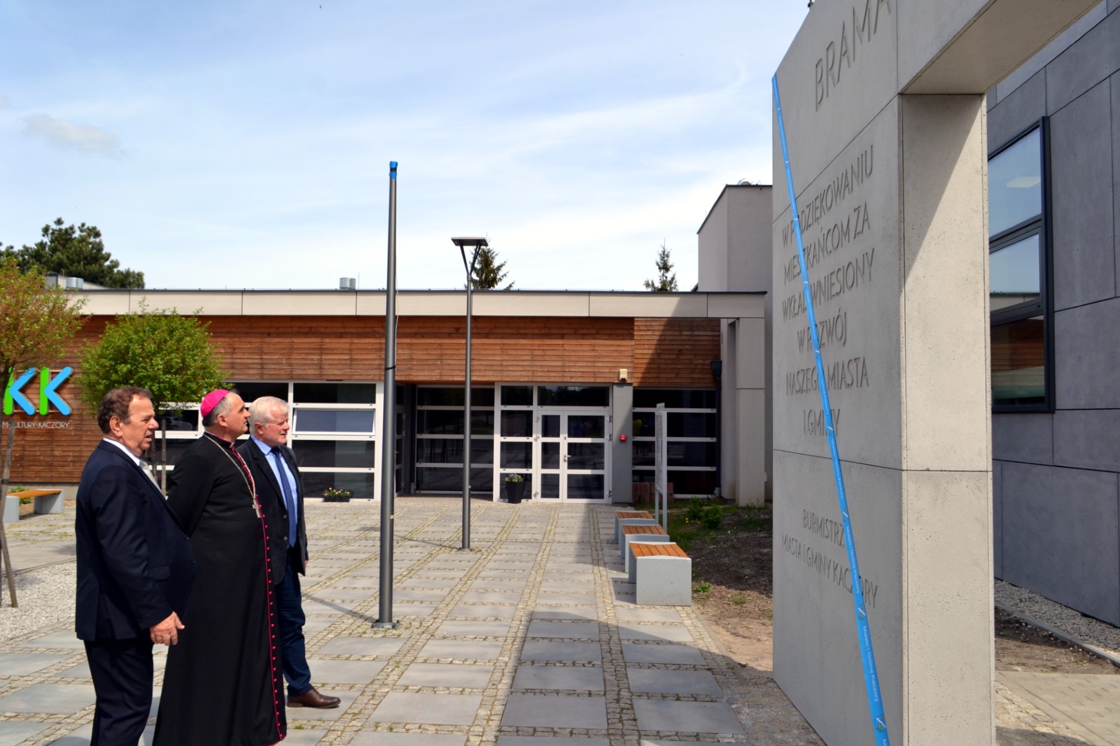 Na zdjęciu widać burmistrza Brunona Wolskiego, ks. biskupa Krzysztofa Włodarczyka i przewodniczącego rady miasta i gminy Stefana Kowala obok bramy miejskiej.