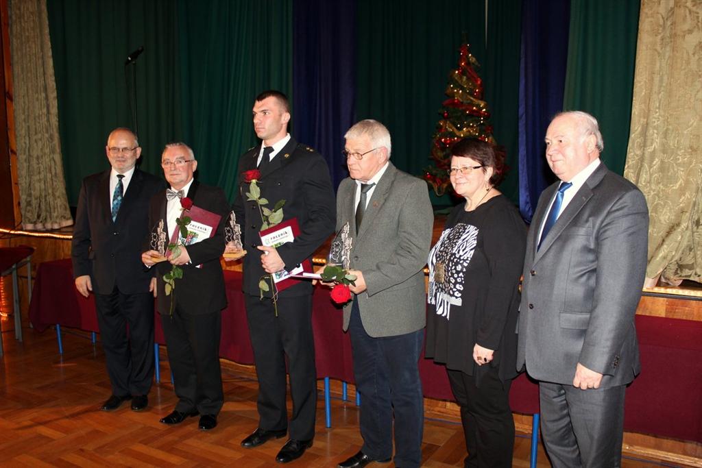 Laureaci Róż Powiatu Oleskiego 2014 z samorządowcami