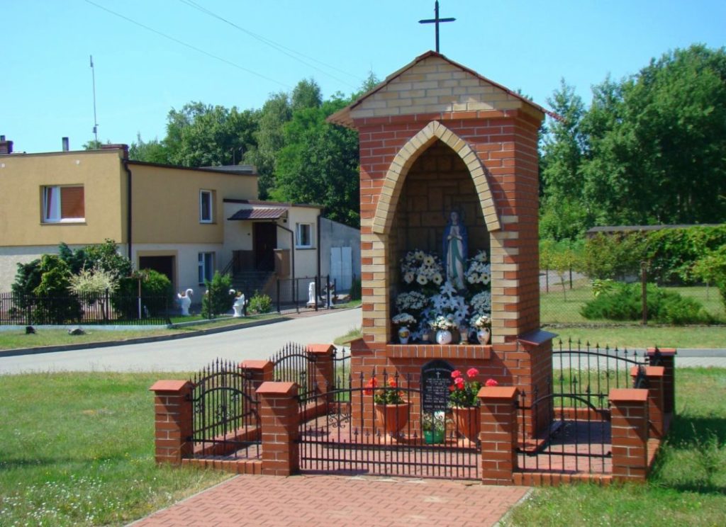 Kapliczka w wsi Dziembowko