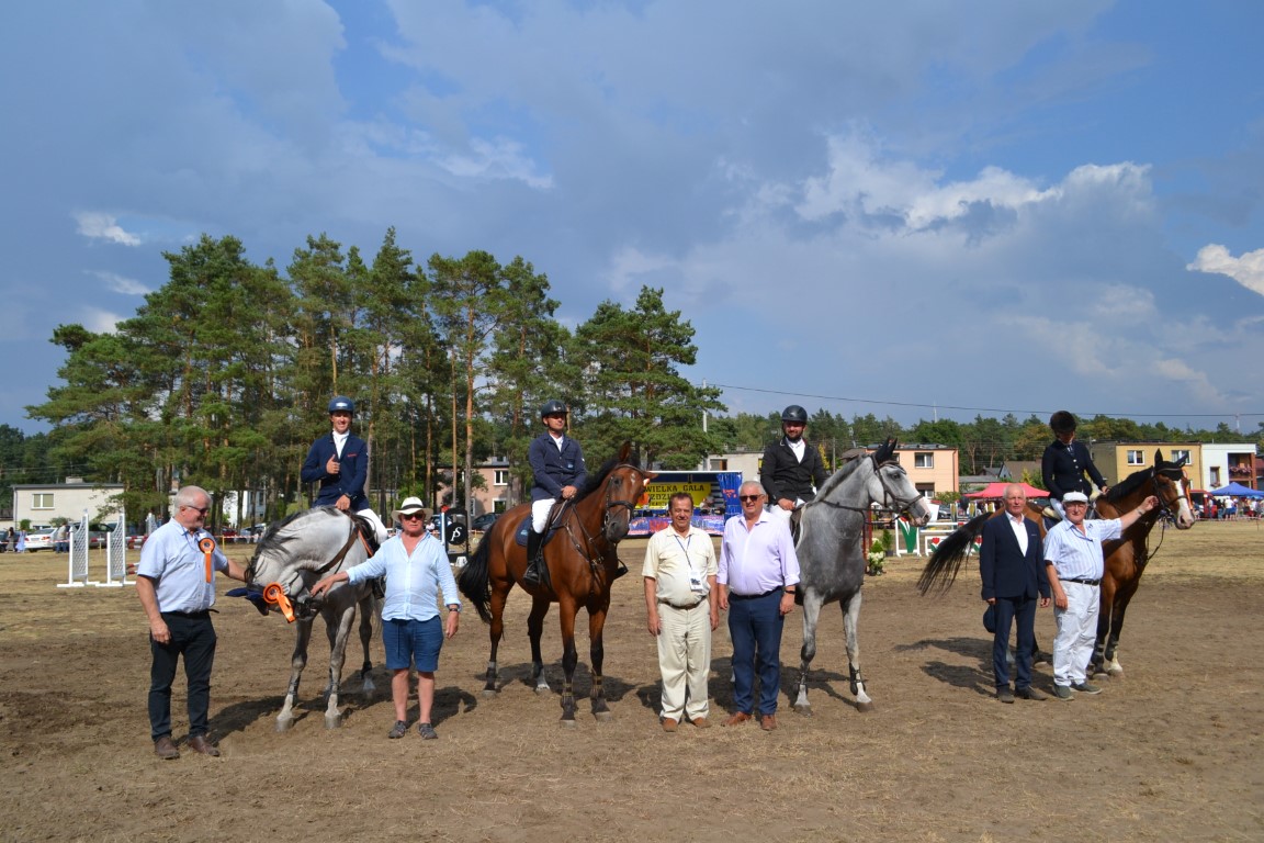Na zdjęciu widać 4 jeźdźców na koniach, 6 osób w czym Burmistrz Miasta i Gminy Kaczory i Przewodniczący Rady Miasta i Gminy Kaczory