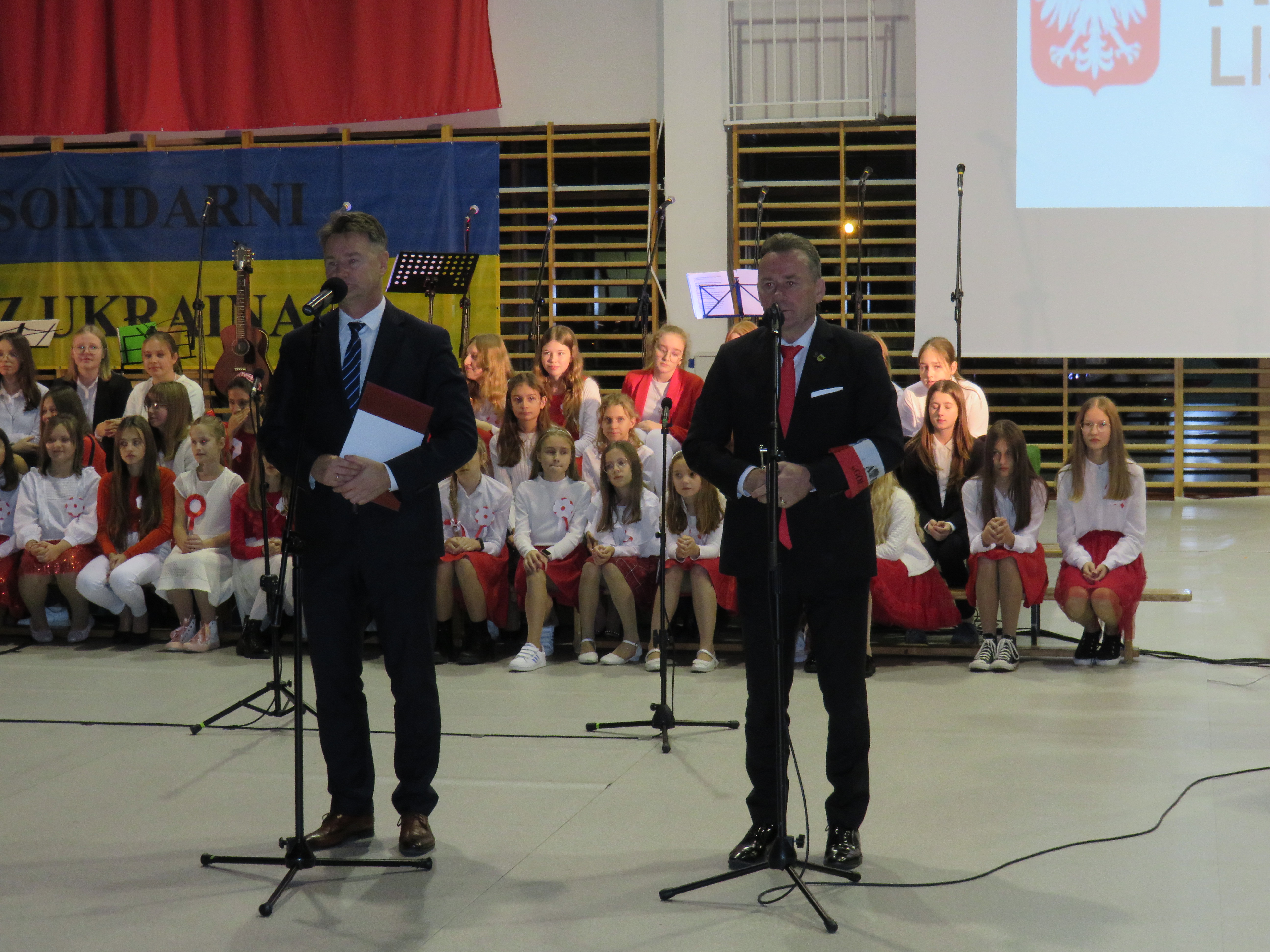 Wójt gminy Waldemar Sabak i dyrektor szkoły w Górznie Robert Kuźbida