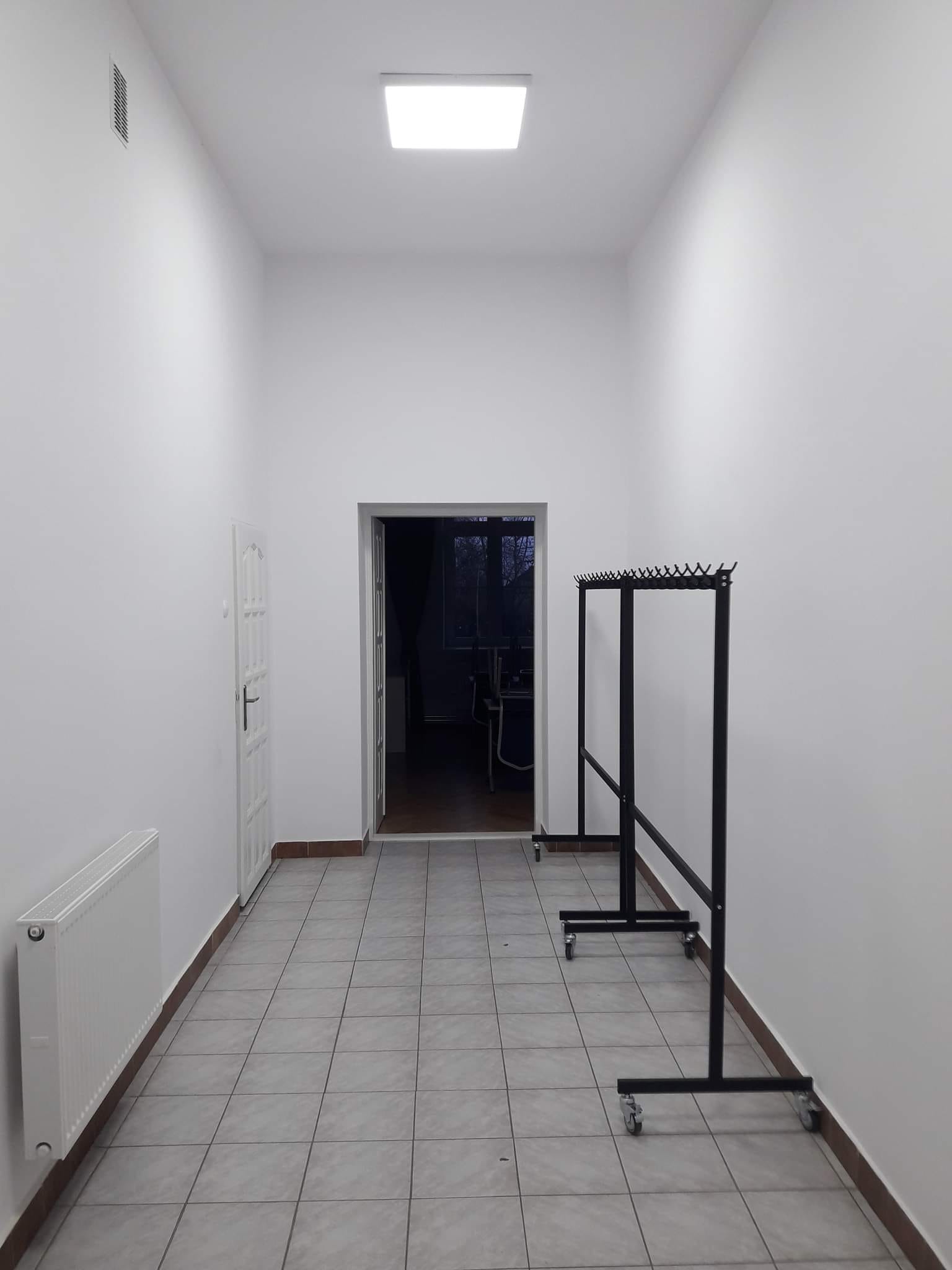 zdjęcie przedstawia odnowiony korytarz w budynku Domu Ludowego w Demblinie