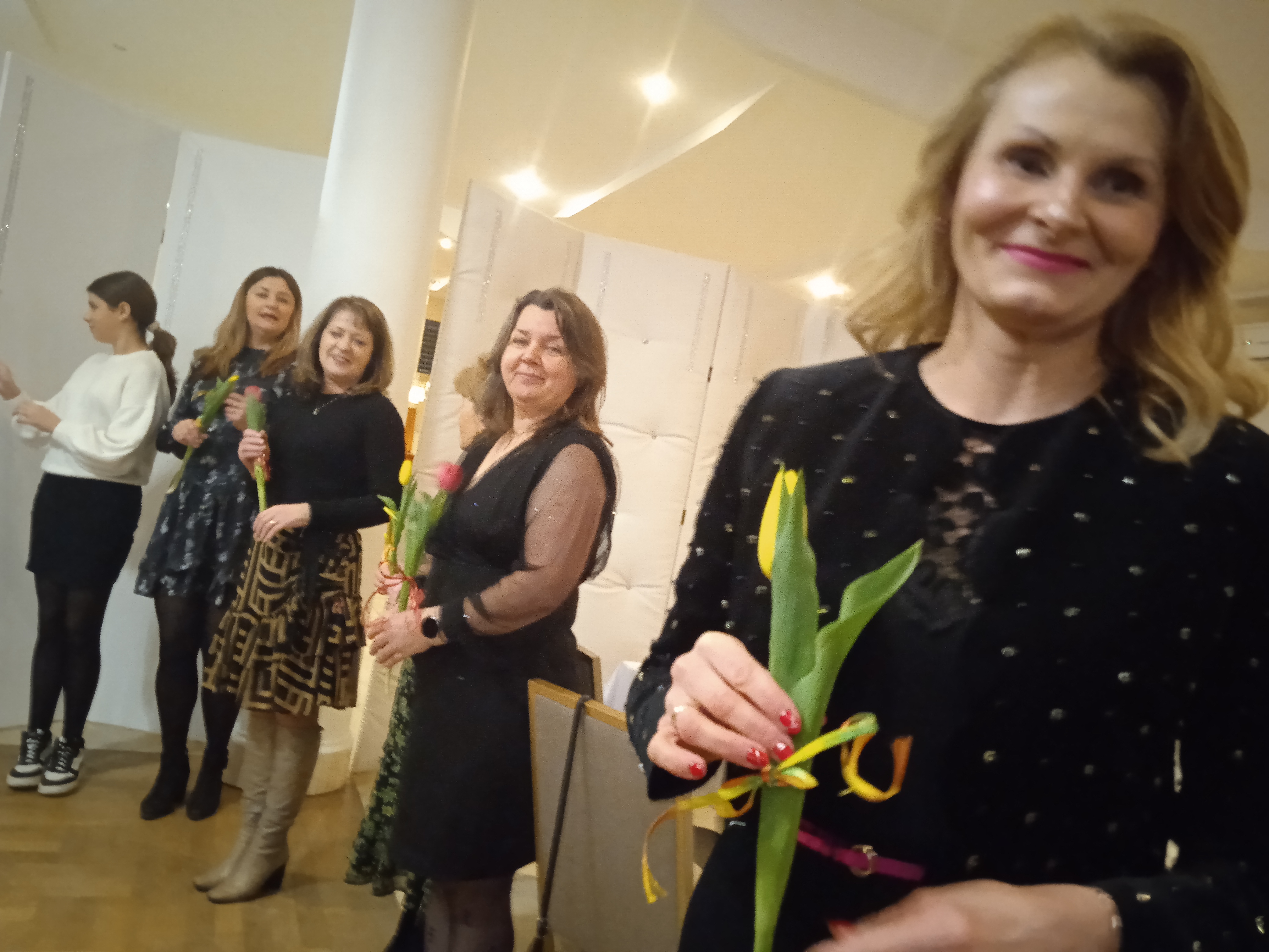 roześmiane kobiety trzymające tulipany