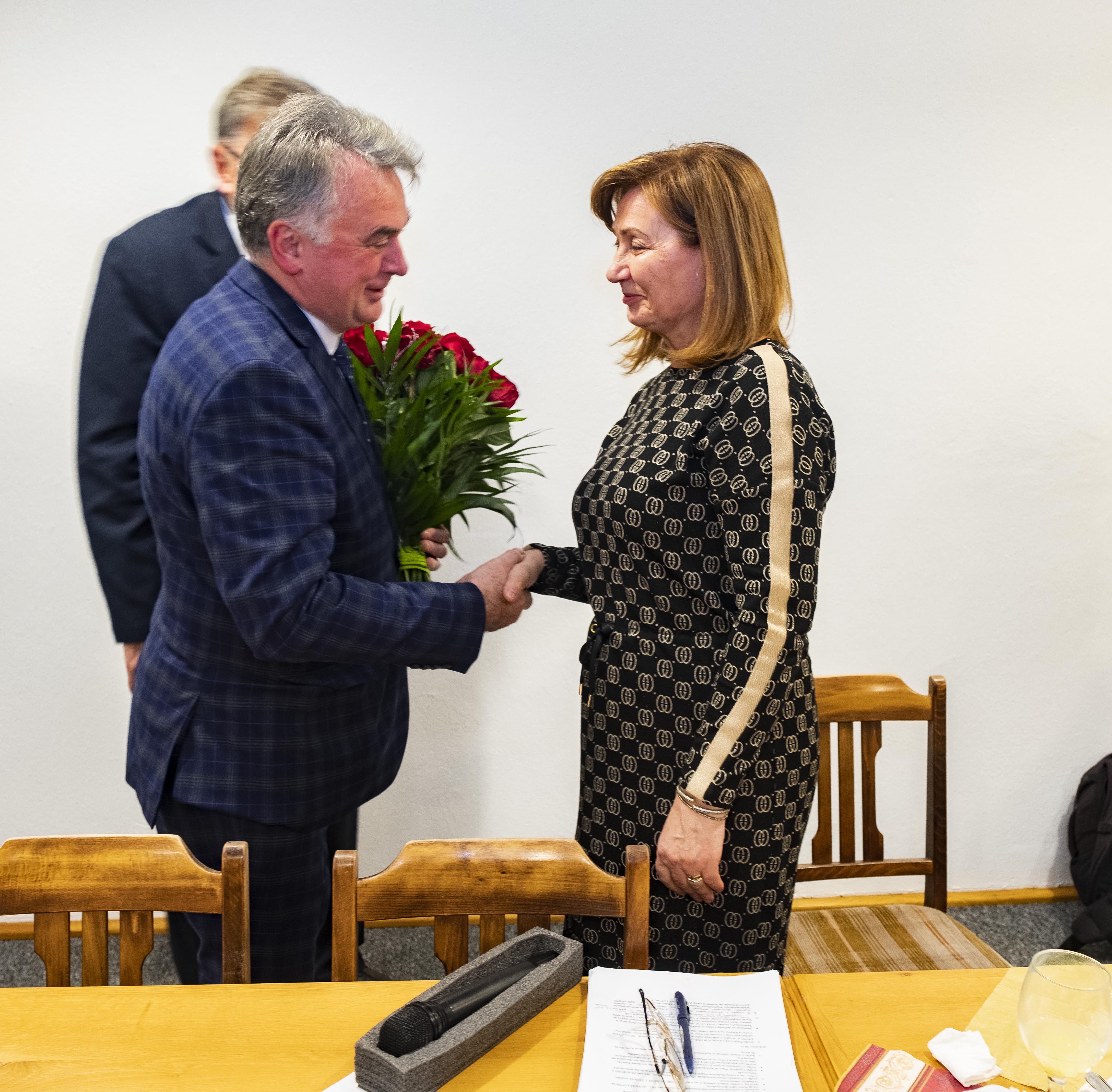 burmistrz Margonina Janusz Piechocki wręczający bukiet kwiatów byłej skarbnik Danucie Bogacz