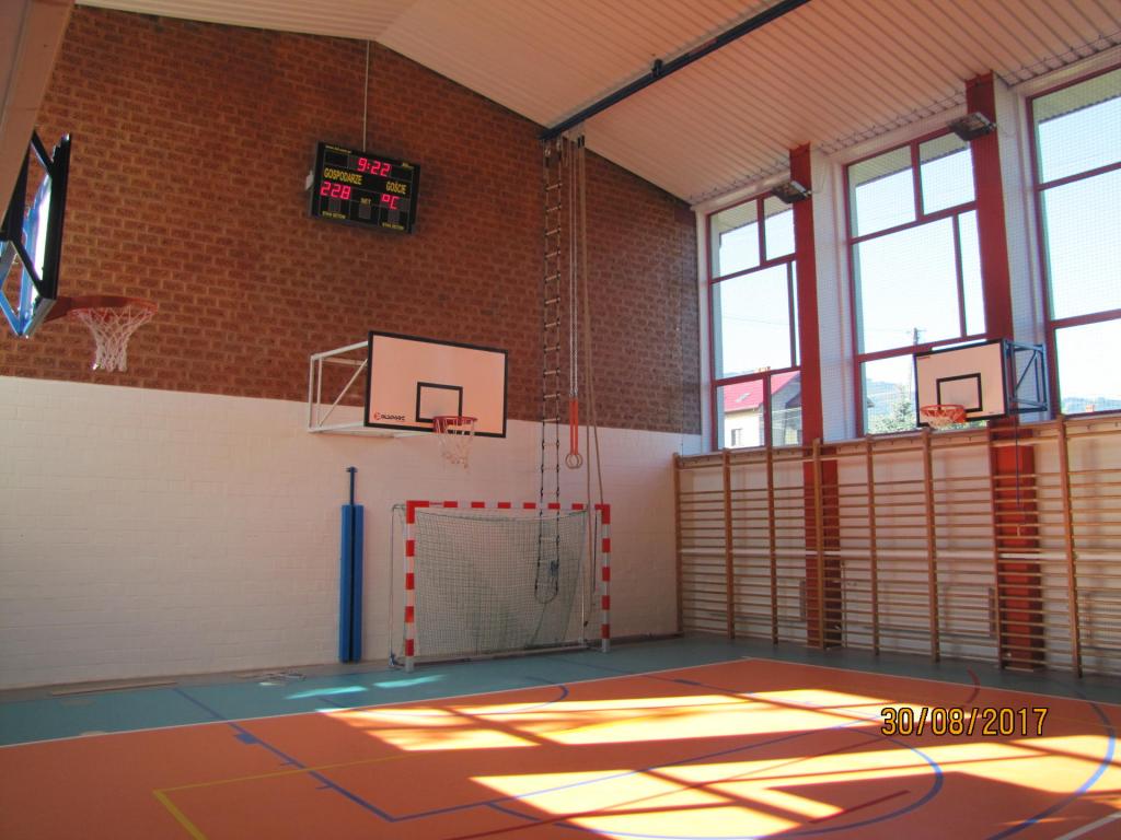 Sala gimnastyczna po realizacji inwestycji, tablica świetlna z wynikami, kosze do koszykówki i bramka