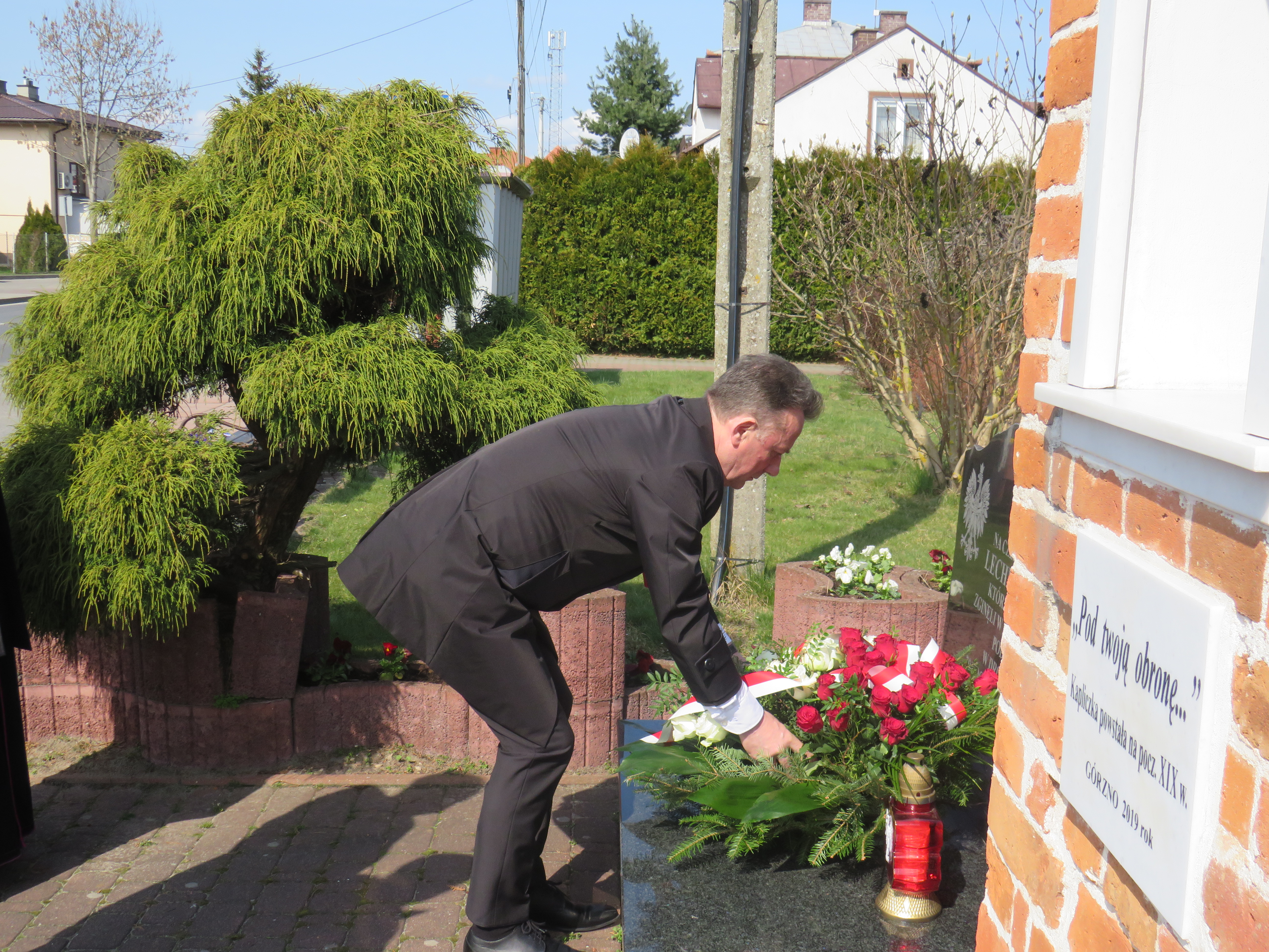 Złożenie kwiatów pod pomnikiem ofiar katastrofy smoleńskiej przez delegacje