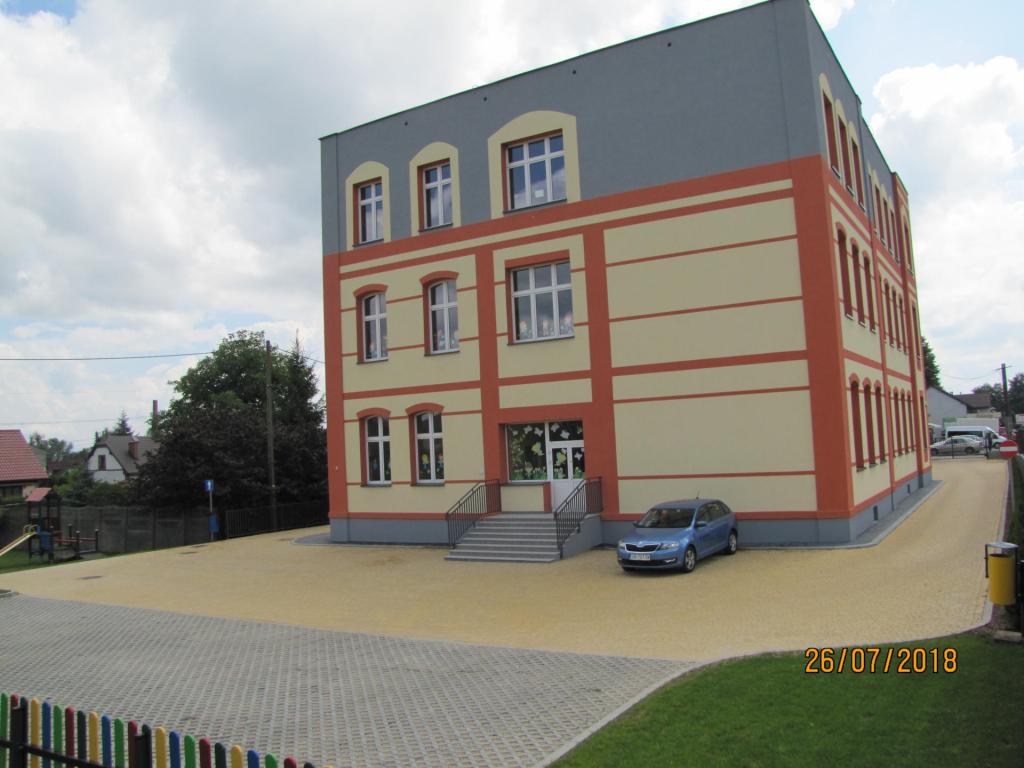 Tył budynku przedszkola po przeprowadzonej modernizacji