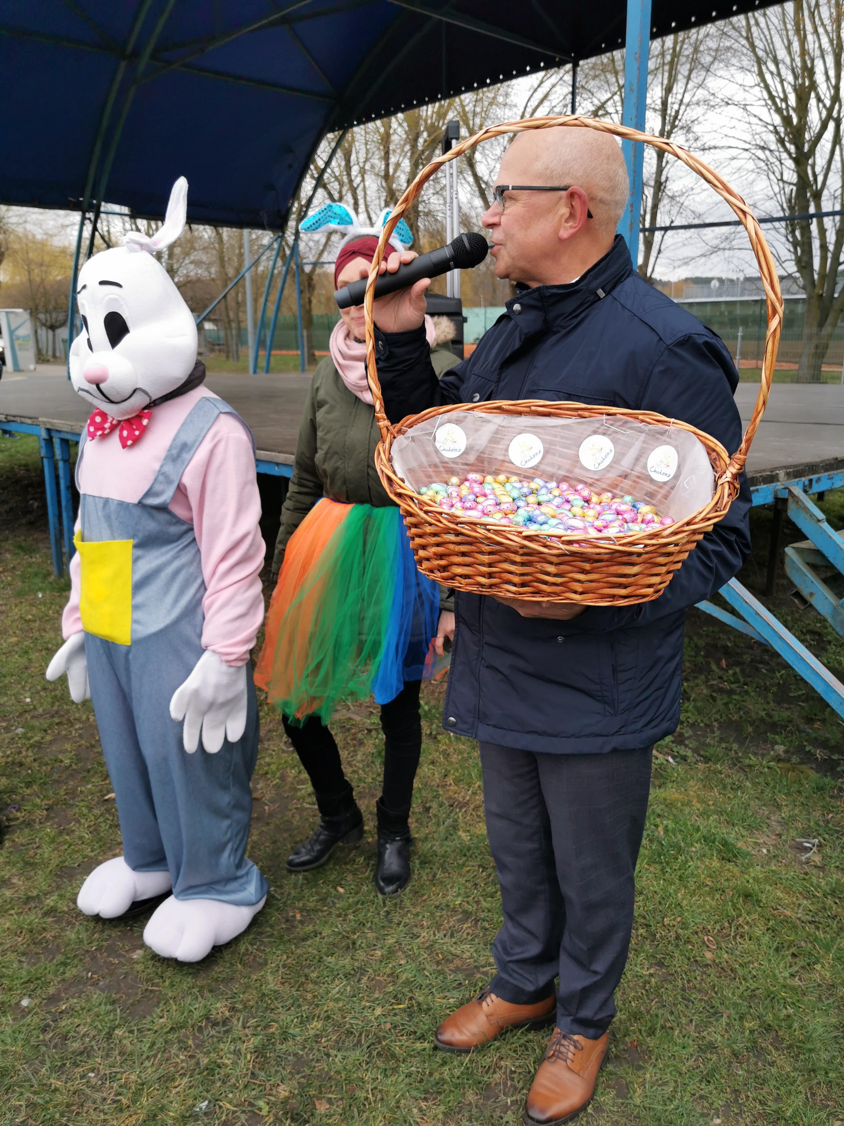 Uczestnicy zabawy plenerowej w Chodzieży "Wielkanocne zbieranie jajeczek", burmistrz Jacek Gursz składa świąteczne życzenia 