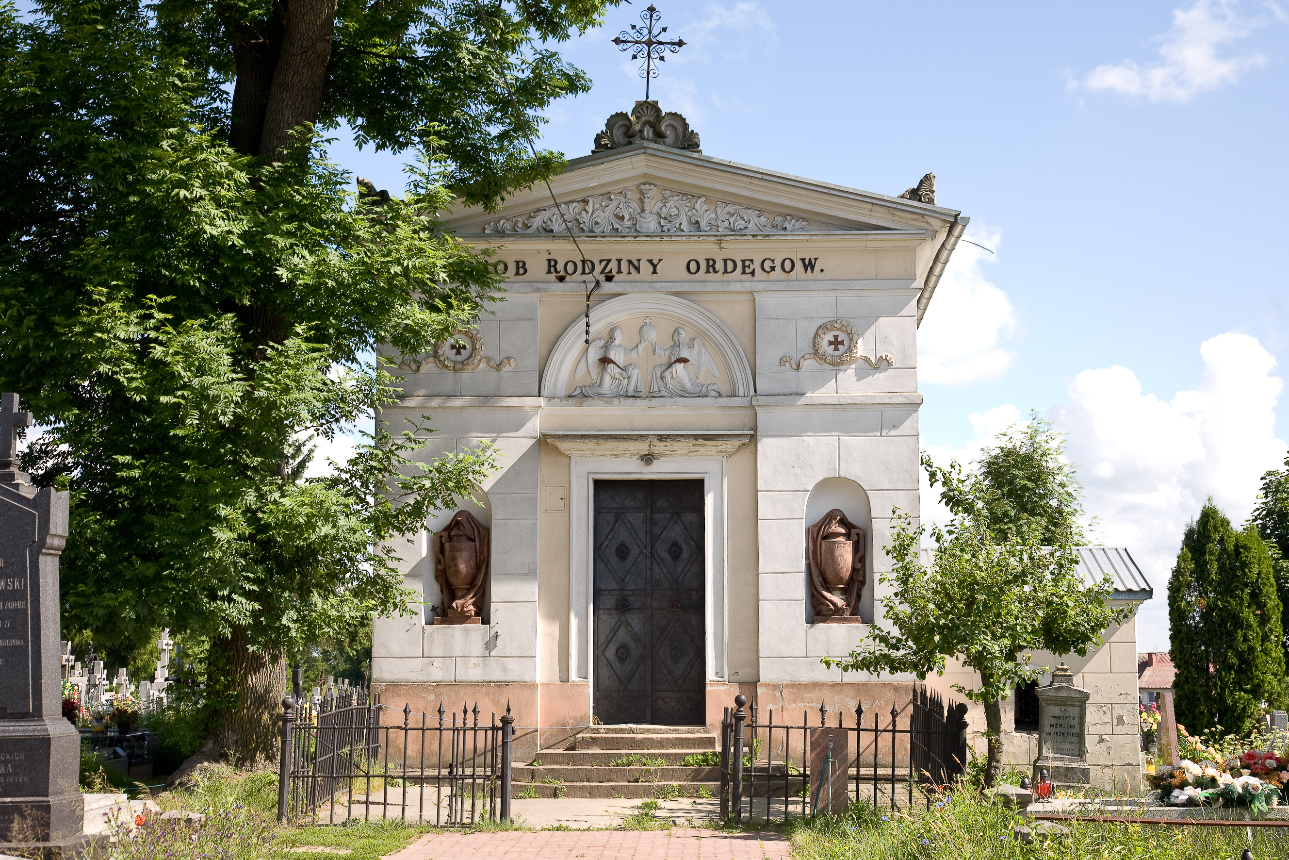 Kaplica grobowa rodziny Ordęgów z 1852 roku na cmentarzu w Żelechowie.