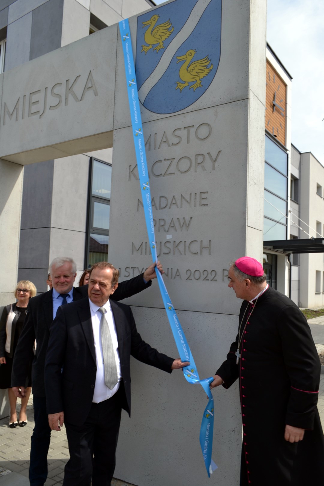 Na zdjęciu widać burmistrza Brunona Wolskiego, ks. biskupa Krzysztofa Włodarczyka i przewodniczącego rady miasta i gminy Stefana Kowala obok bramy miejskiej.