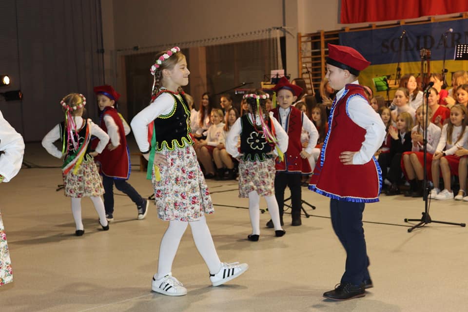 "Krakowiak" w wykonaniu uczniów ze szkoły w Samorządkach 