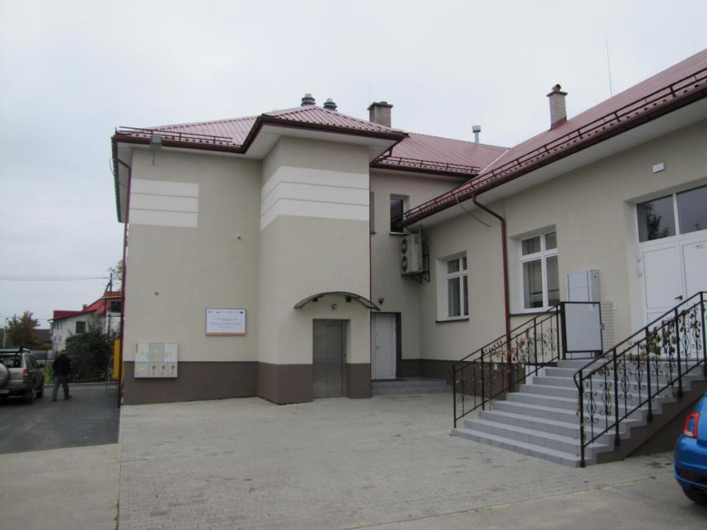 Tył budynku Domu Ludowego w Rybarzowicach po wykonaniu prac