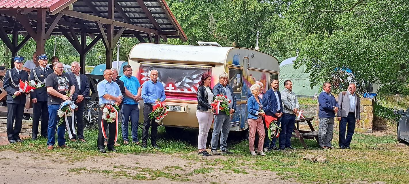 Uroczystość złożenia kwiatów pod pomnikiem upamiętniającym pilotów 103 Pułku Lotnictwa Nadwiślańskich Jednostek Wojskowych MSW