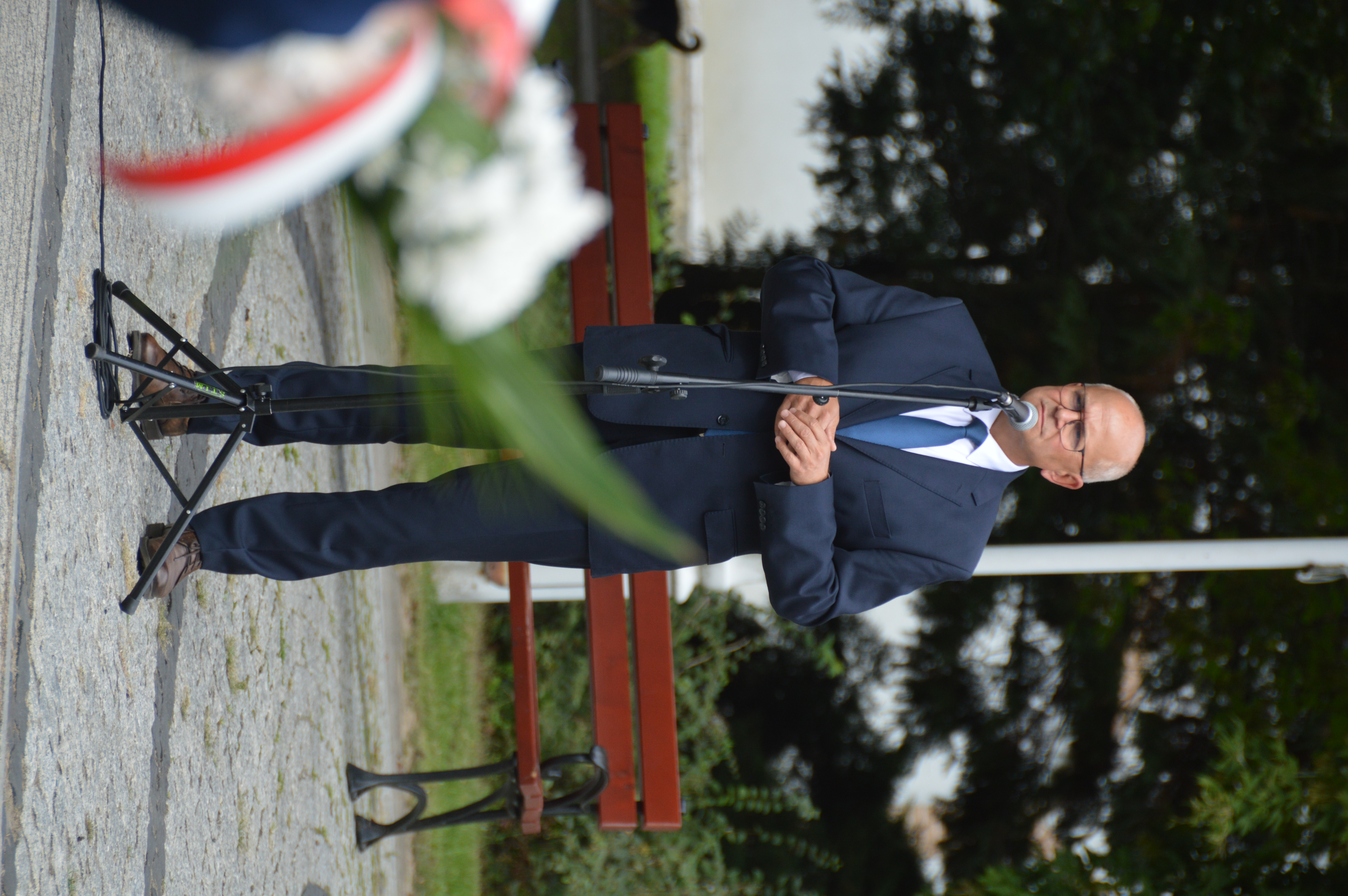 Burmistrz Jacek Gursz podczas apelu z okazji rocznicy wybuchu II wojny światowej