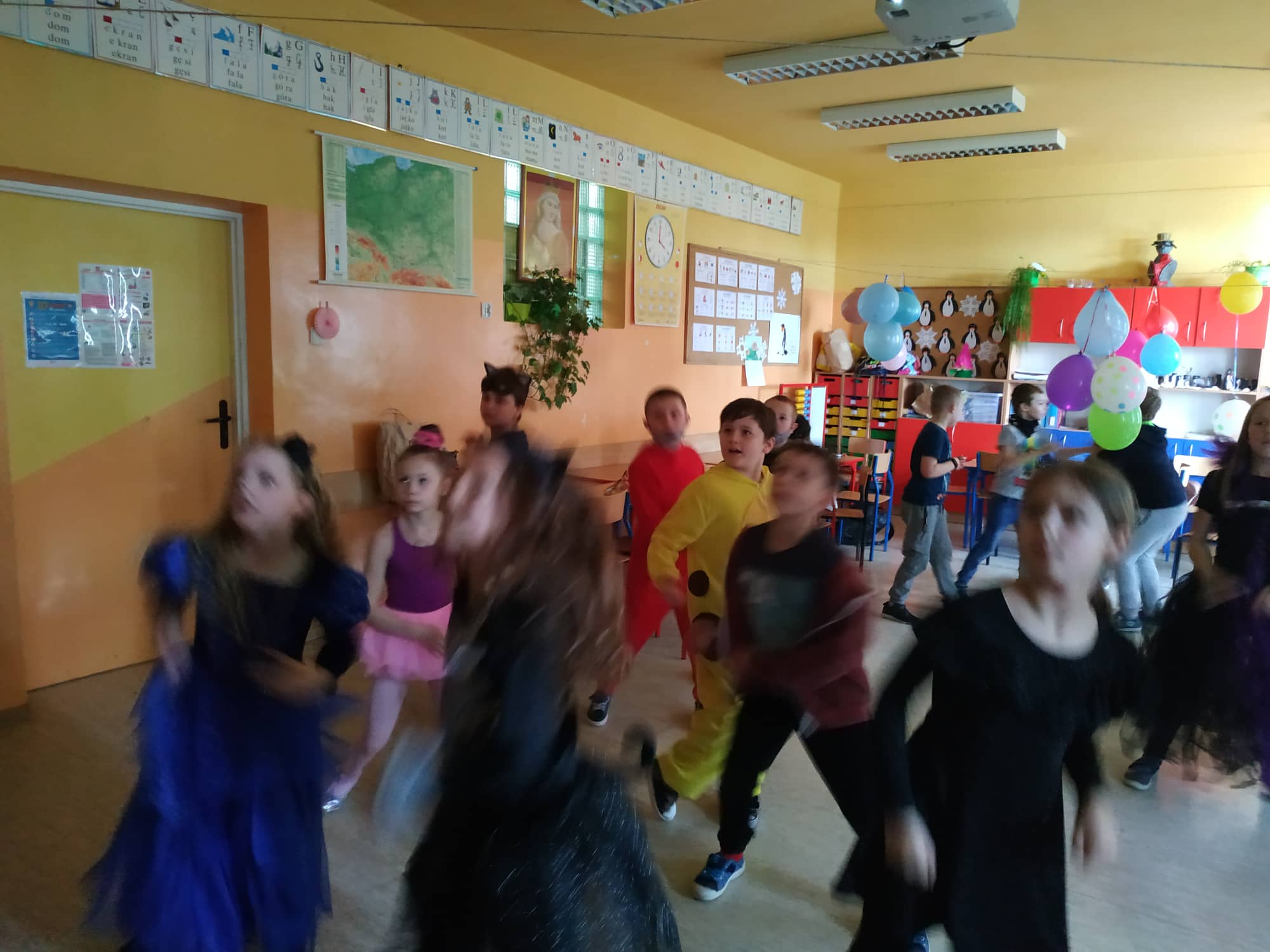 Dzieci w strojach karnawałowych tańczą